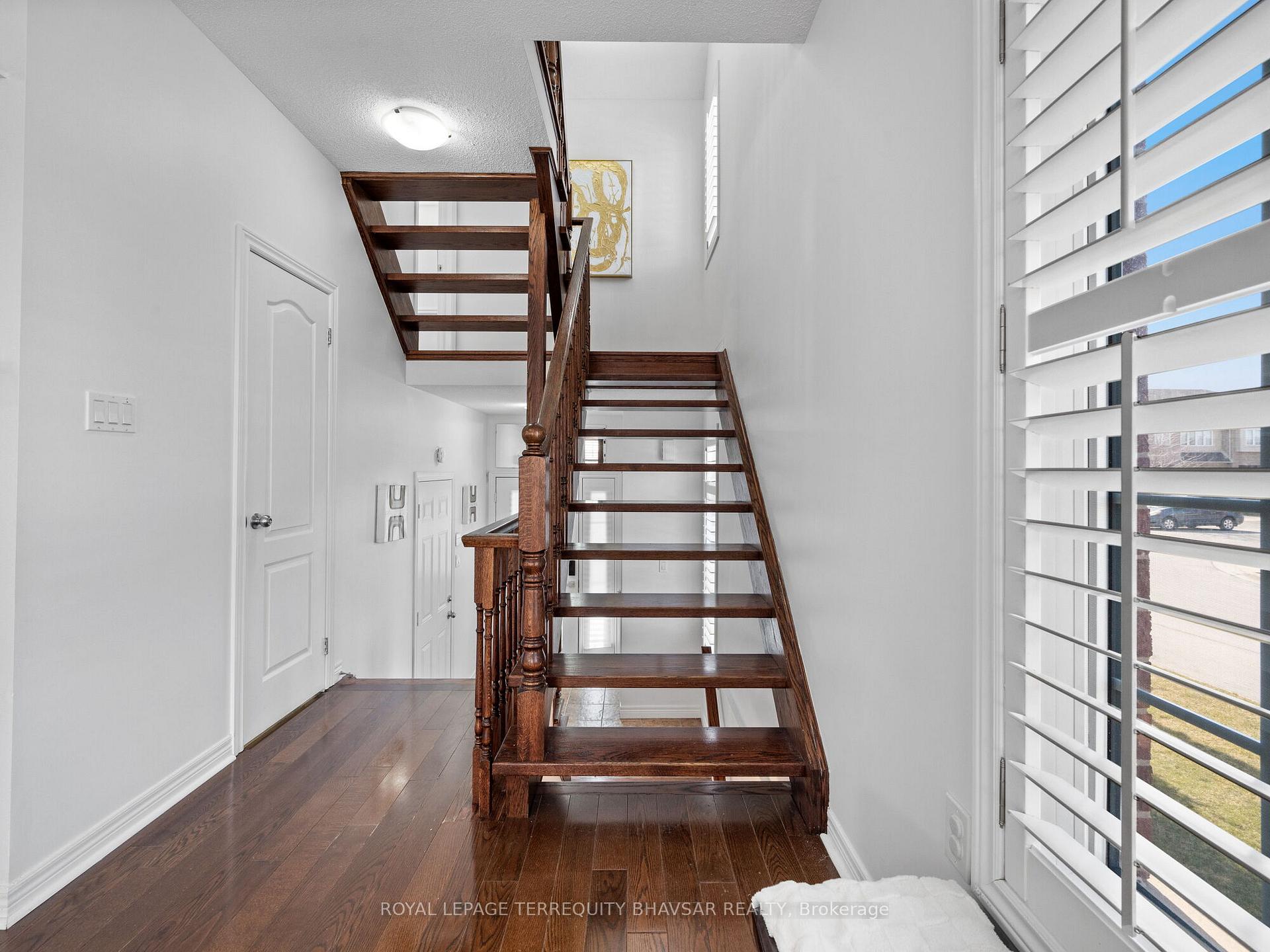 Photo 17 of 107 Palacebeach Trail, Hamilton, Stoney Creek — HOMEH