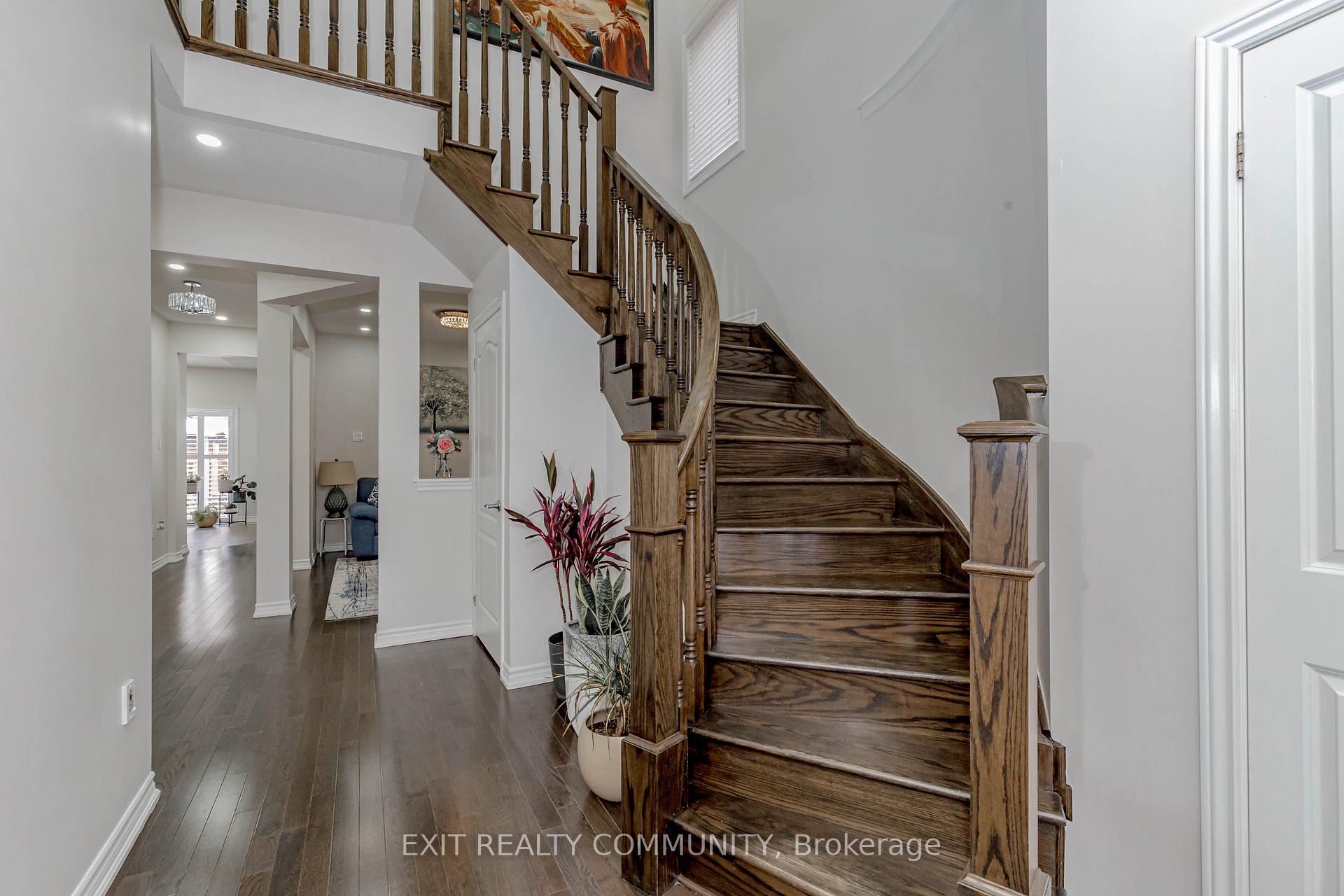 Photo 3 of 31 Lola Crescent NE, Brampton, Northwest Brampton — HOMEH