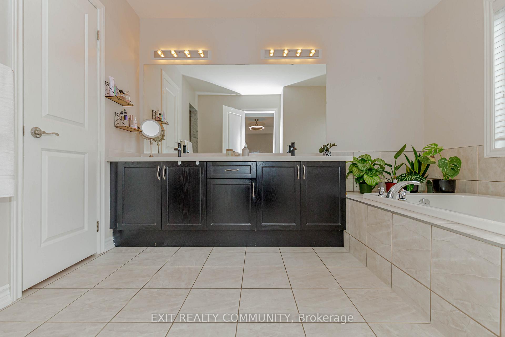 Photo 15 of 31 Lola Crescent NE, Brampton, Northwest Brampton — HOMEH
