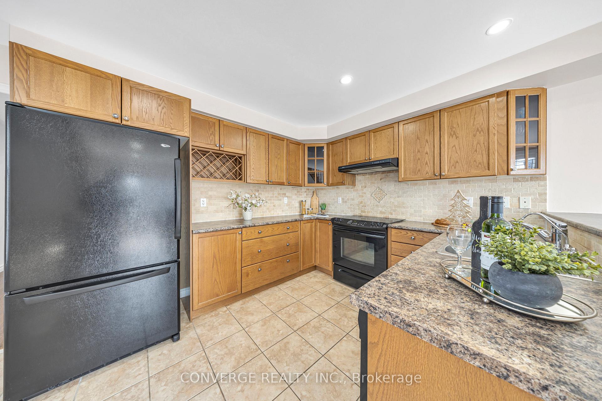 Photo 7 of 14 Gemstone Lane W, Brampton, Downtown Brampton — HOMEH