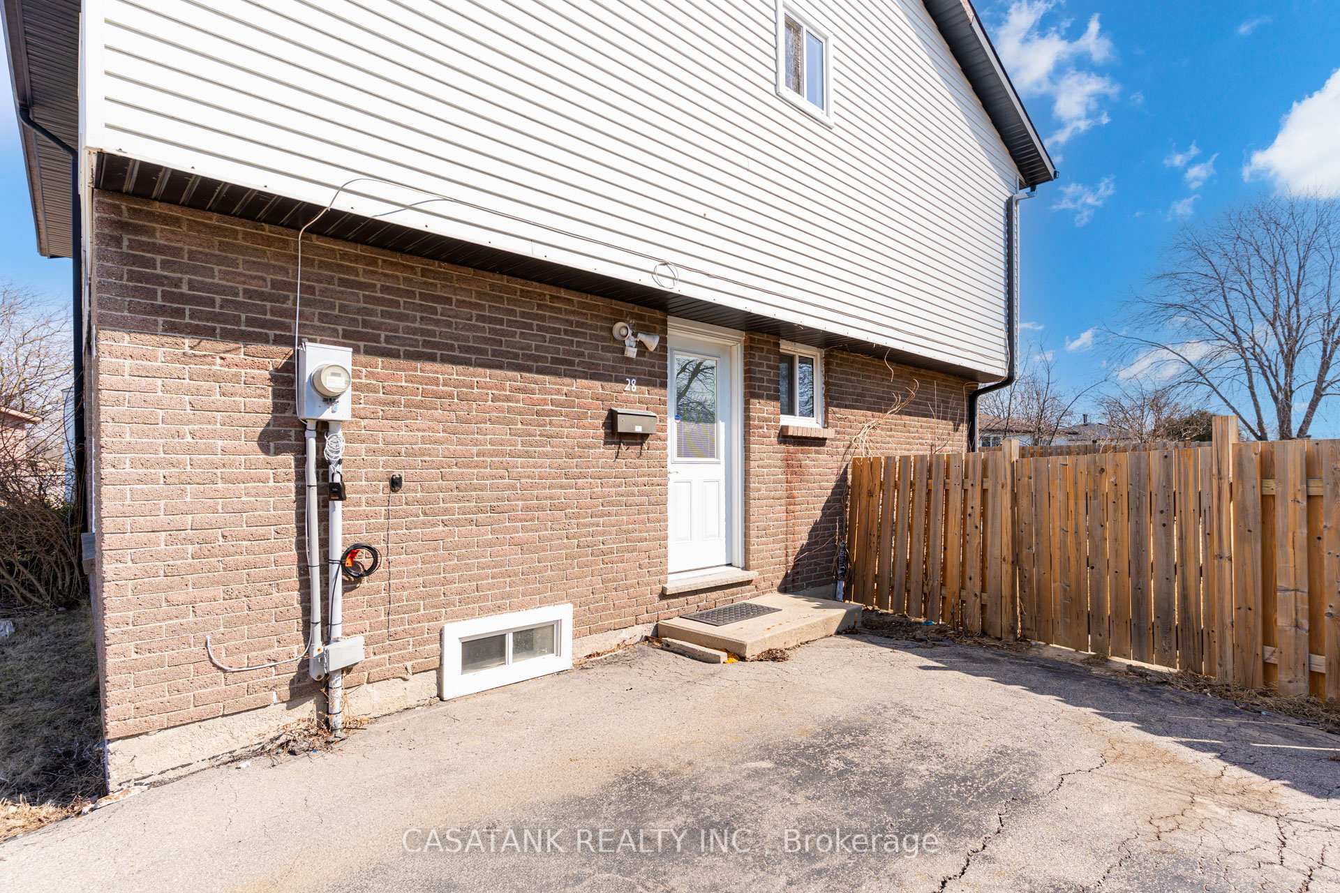 Photo 2 of 28 Arbutus Crescent, Hamilton, Stoney Creek Mountain — HOMEH