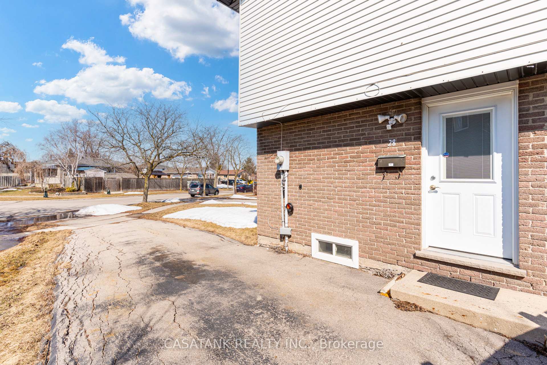 Photo 3 of 28 Arbutus Crescent, Hamilton, Stoney Creek Mountain — HOMEH