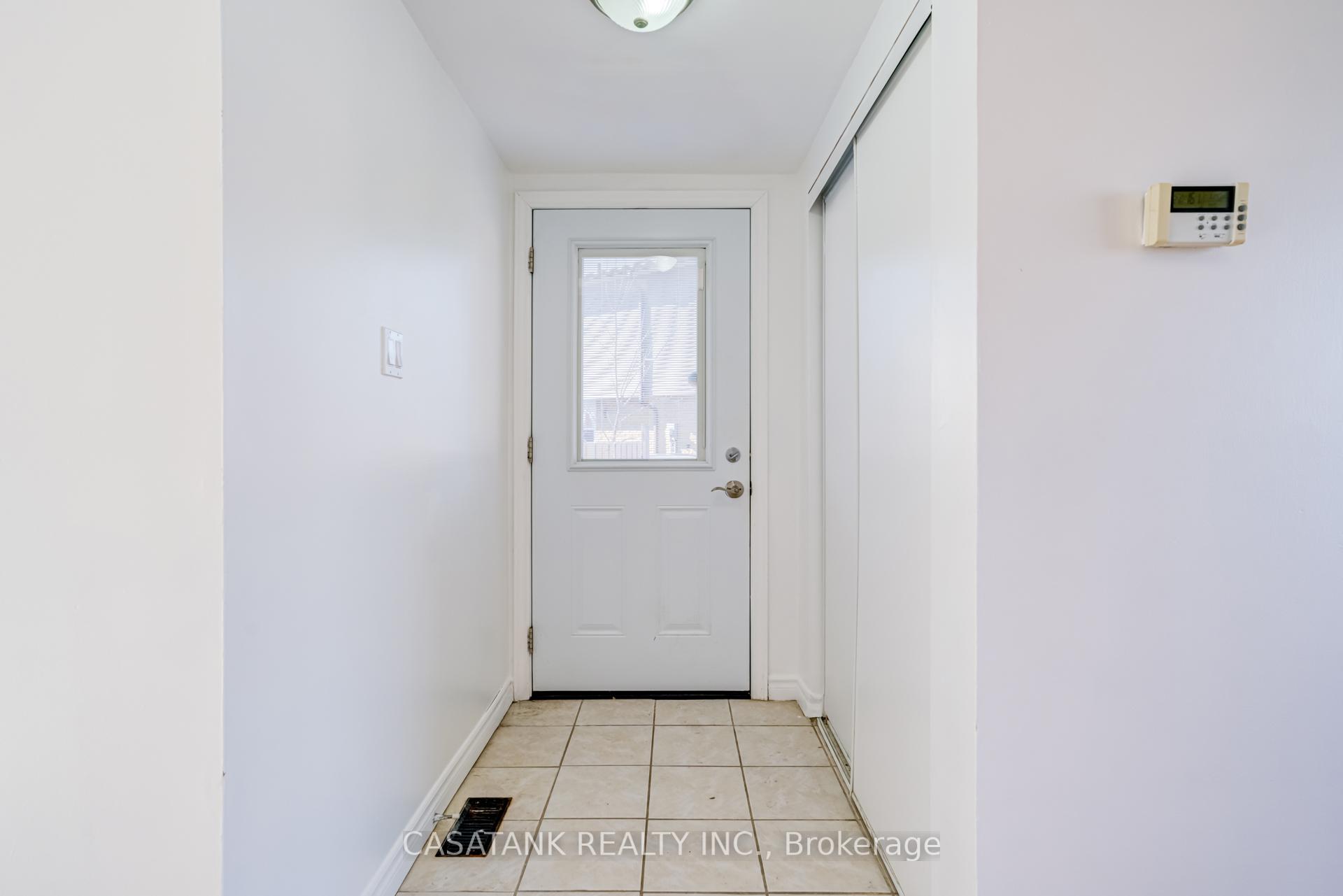 Photo 4 of 28 Arbutus Crescent, Hamilton, Stoney Creek Mountain — HOMEH