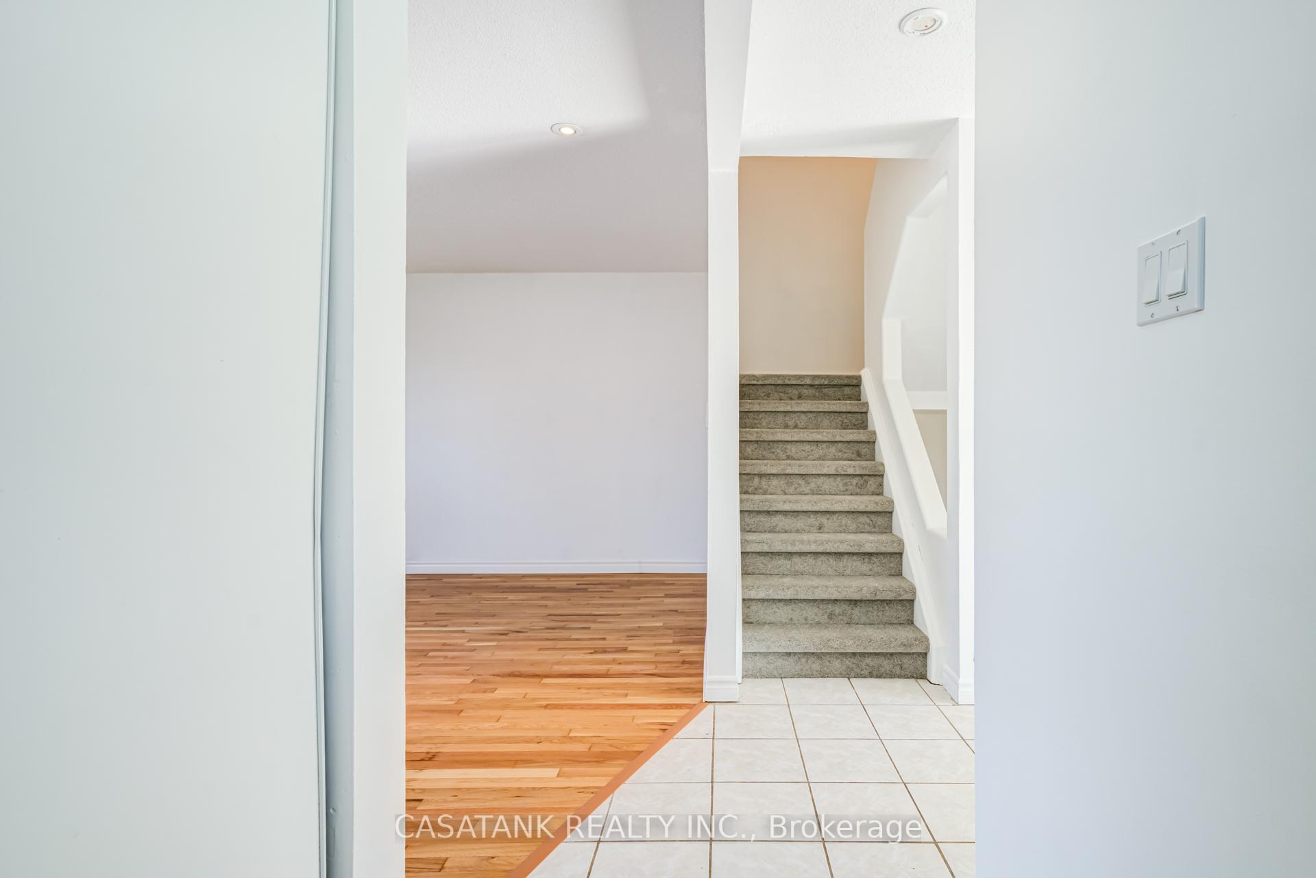 Photo 5 of 28 Arbutus Crescent, Hamilton, Stoney Creek Mountain — HOMEH