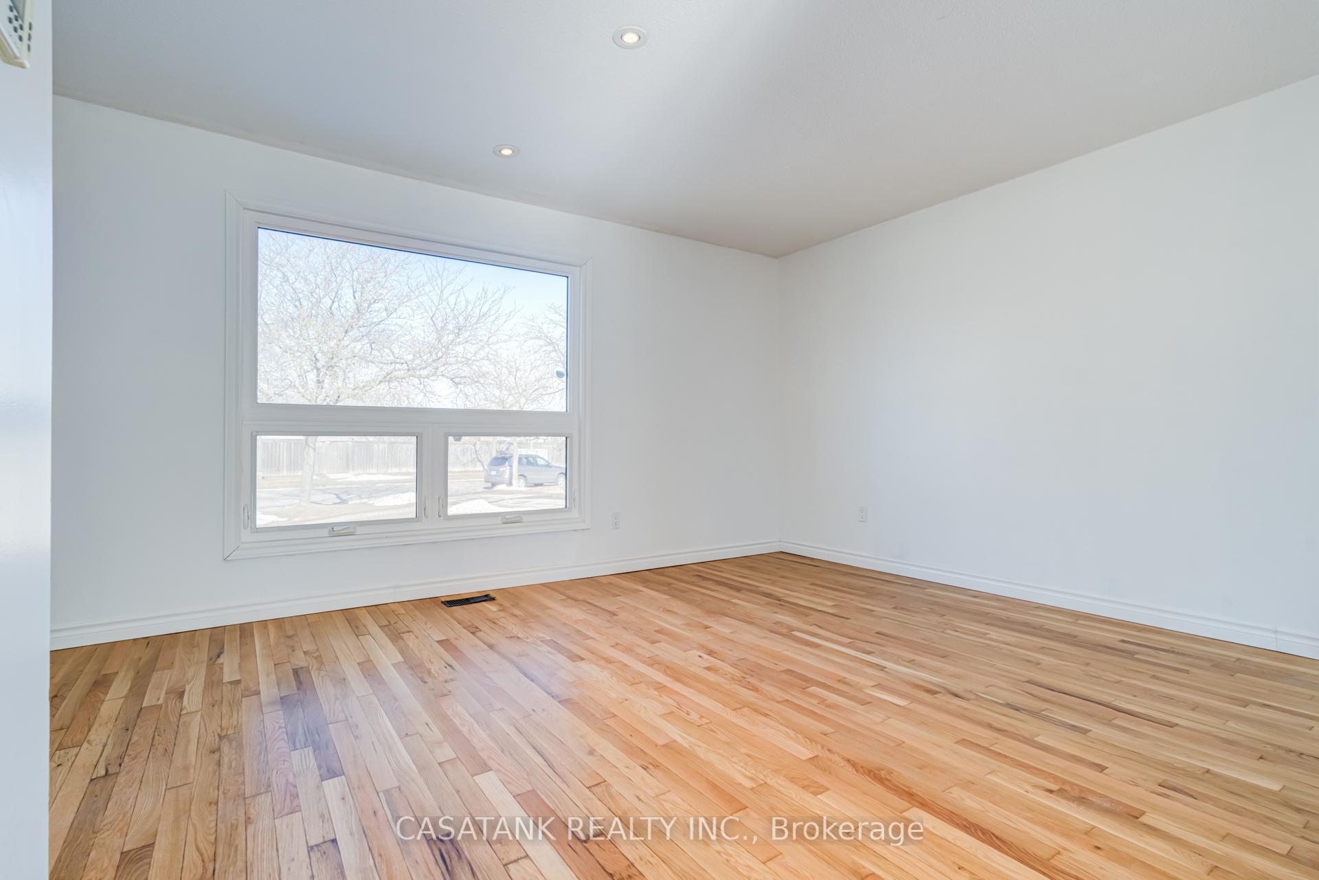 Photo 6 of 28 Arbutus Crescent, Hamilton, Stoney Creek Mountain — HOMEH