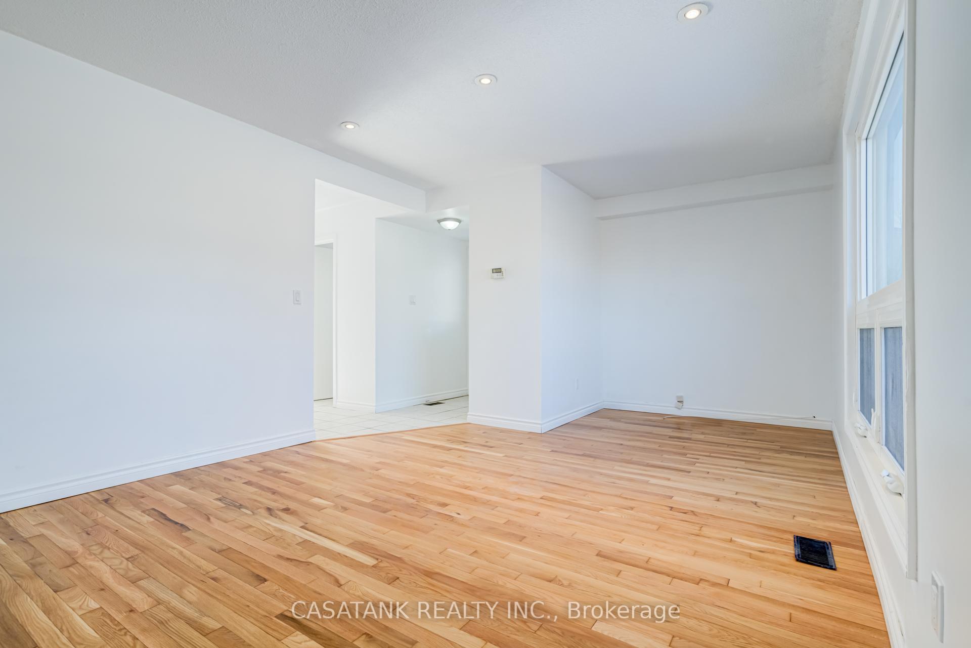 Photo 7 of 28 Arbutus Crescent, Hamilton, Stoney Creek Mountain — HOMEH