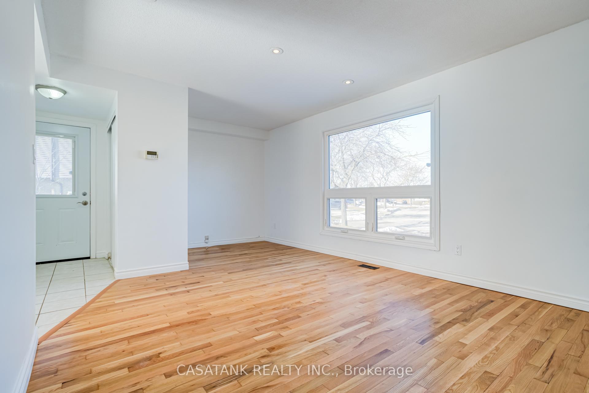 Photo 8 of 28 Arbutus Crescent, Hamilton, Stoney Creek Mountain — HOMEH