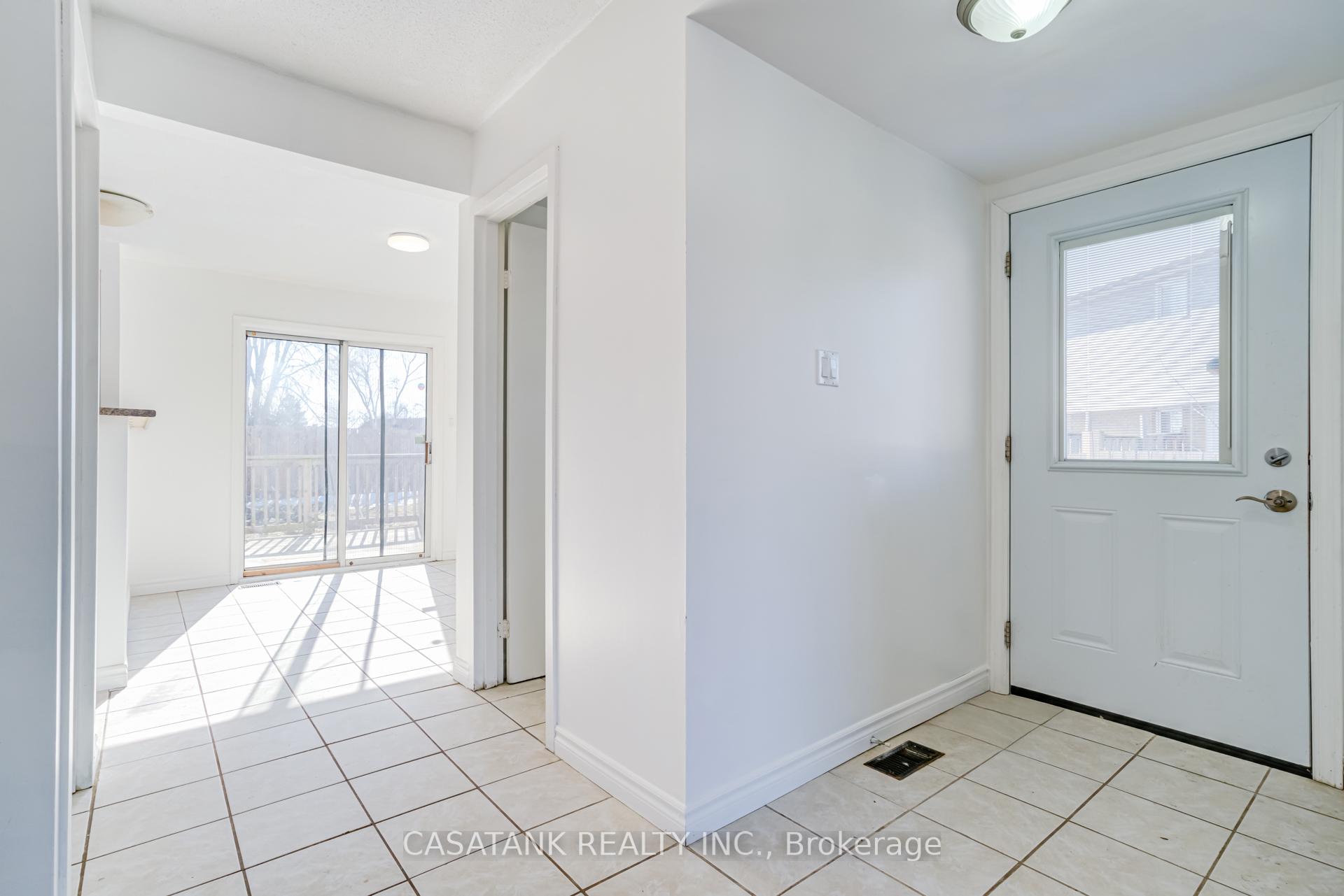 Photo 9 of 28 Arbutus Crescent, Hamilton, Stoney Creek Mountain — HOMEH