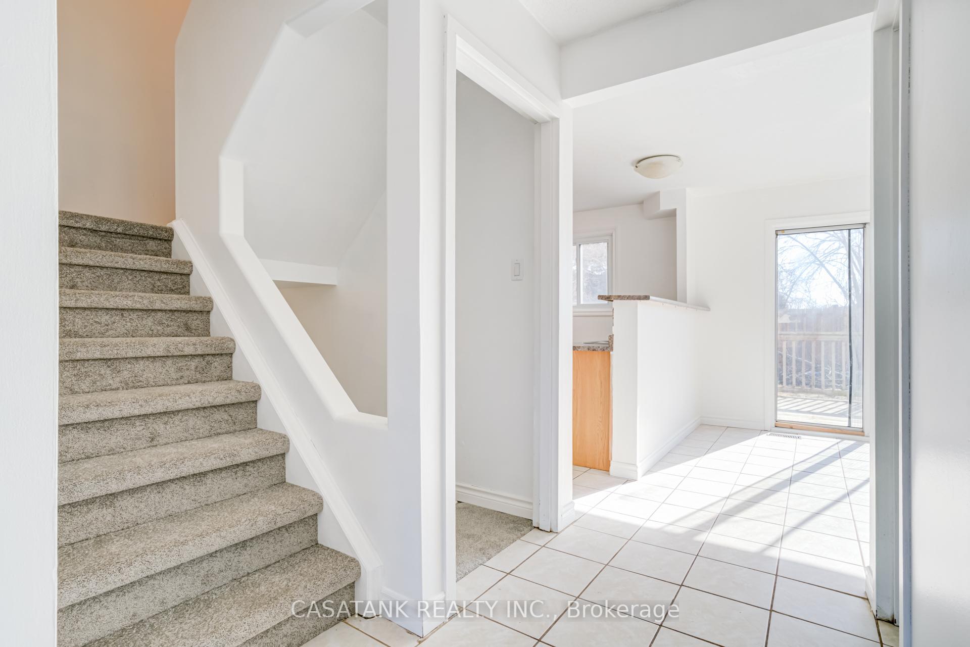 Photo 10 of 28 Arbutus Crescent, Hamilton, Stoney Creek Mountain — HOMEH