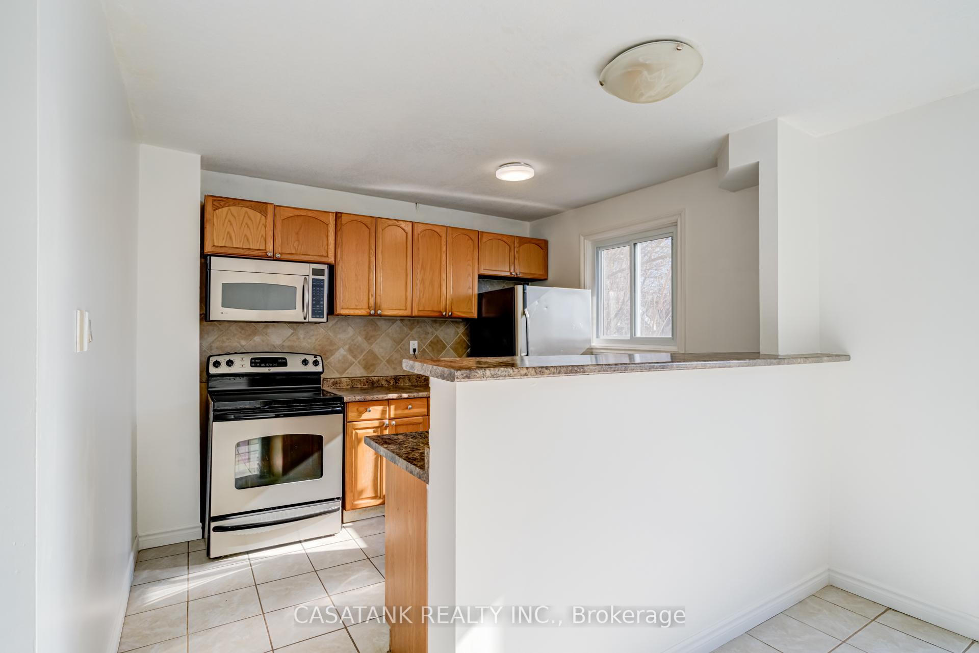 Photo 13 of 28 Arbutus Crescent, Hamilton, Stoney Creek Mountain — HOMEH