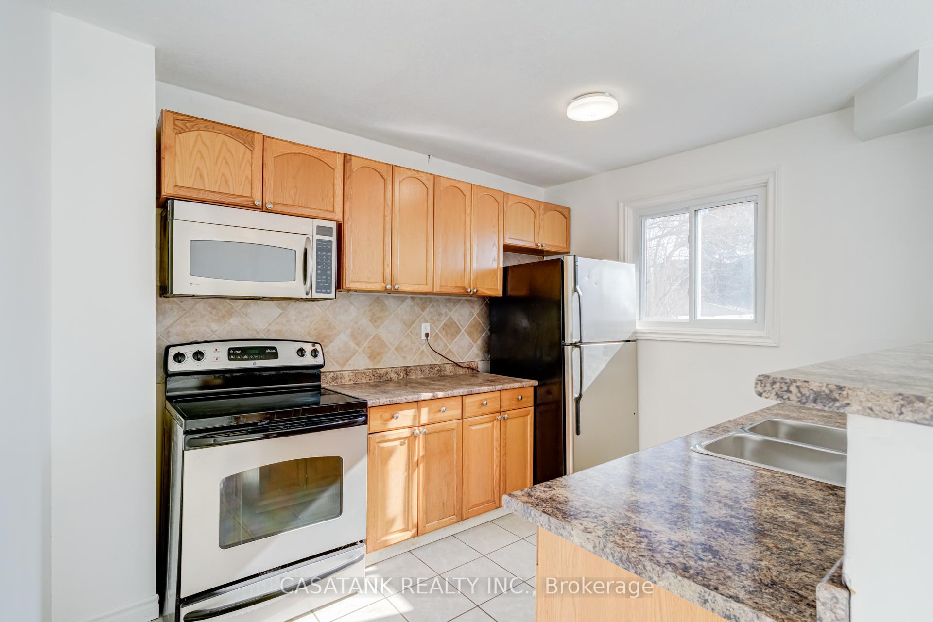Photo 14 of 28 Arbutus Crescent, Hamilton, Stoney Creek Mountain — HOMEH