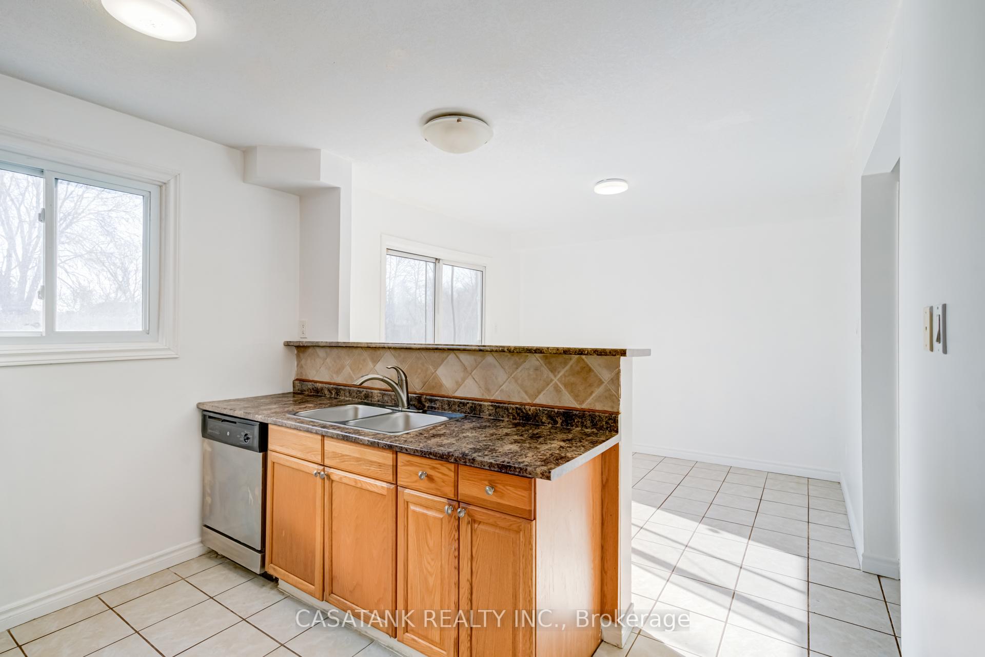 Photo 15 of 28 Arbutus Crescent, Hamilton, Stoney Creek Mountain — HOMEH