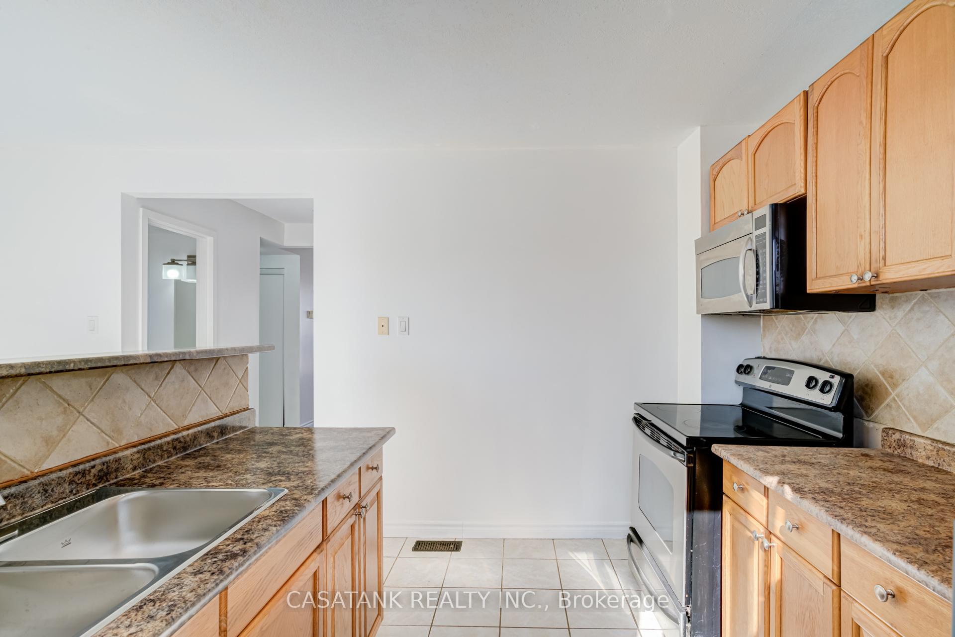 Photo 16 of 28 Arbutus Crescent, Hamilton, Stoney Creek Mountain — HOMEH