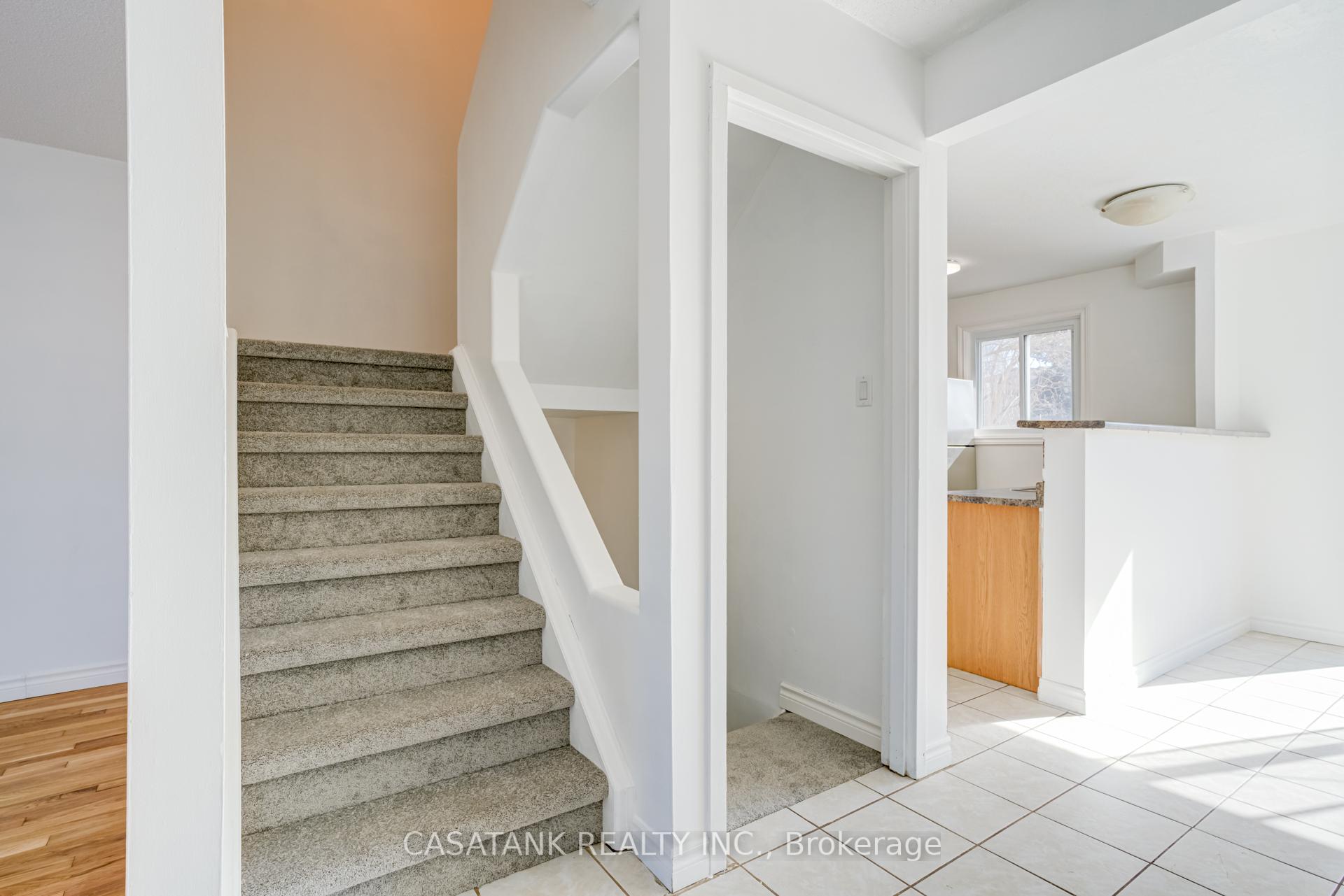 Photo 20 of 28 Arbutus Crescent, Hamilton, Stoney Creek Mountain — HOMEH
