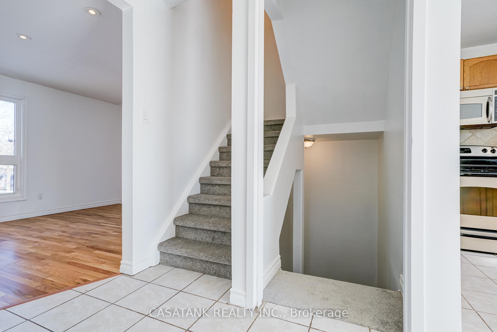 Photo 33 of 28 Arbutus Crescent, Hamilton, Stoney Creek Mountain — HOMEH