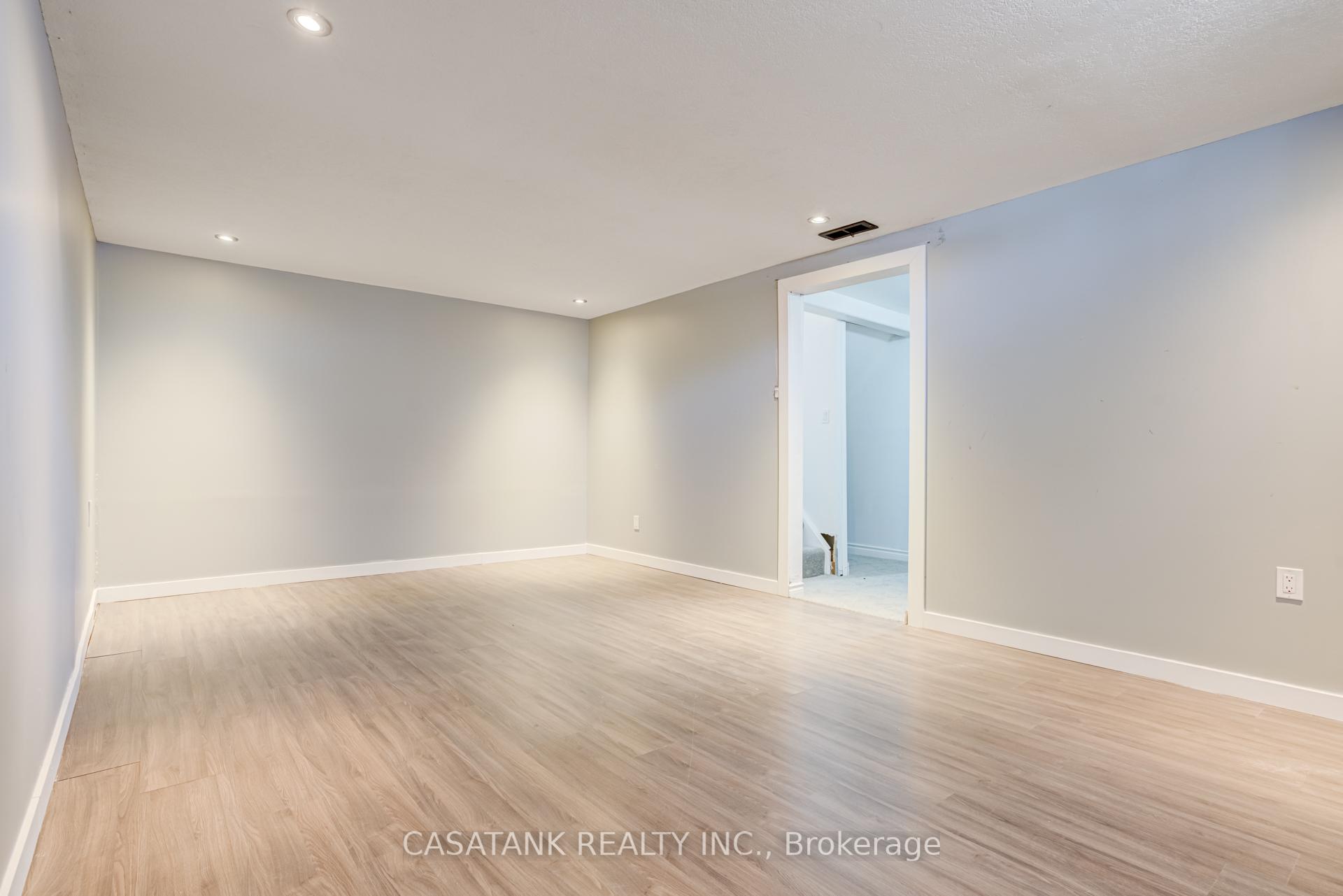 Photo 37 of 28 Arbutus Crescent, Hamilton, Stoney Creek Mountain — HOMEH