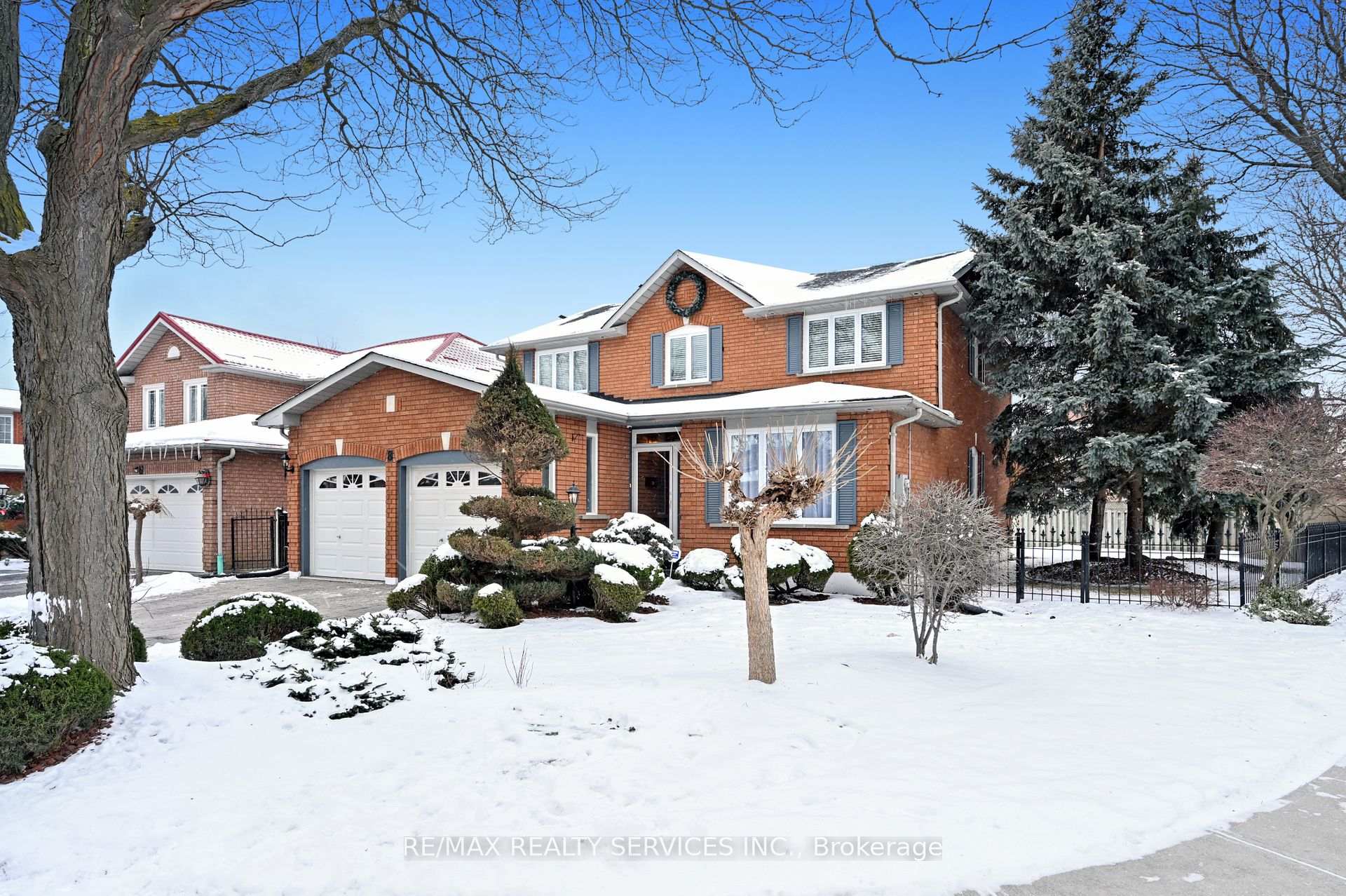 Photo 2 of 8 Michigan Avenue, Brampton, Fletcher's Creek South — HOMEH