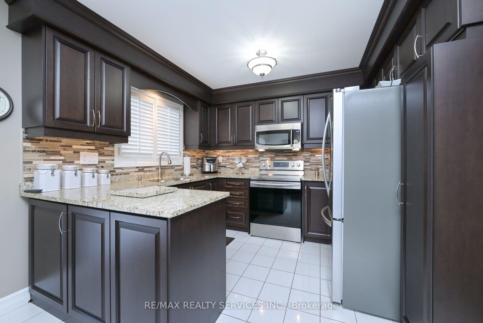 Photo 6 of 8 Michigan Avenue, Brampton, Fletcher's Creek South — HOMEH