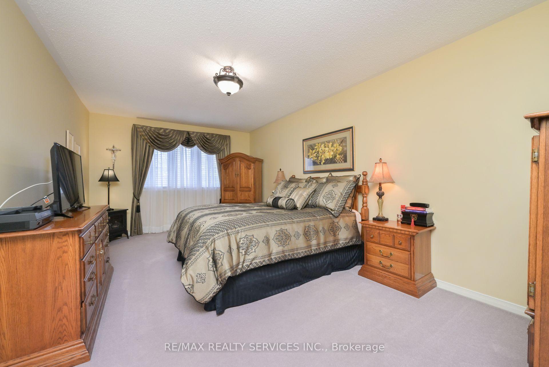 Photo 18 of 8 Michigan Avenue, Brampton, Fletcher's Creek South — HOMEH