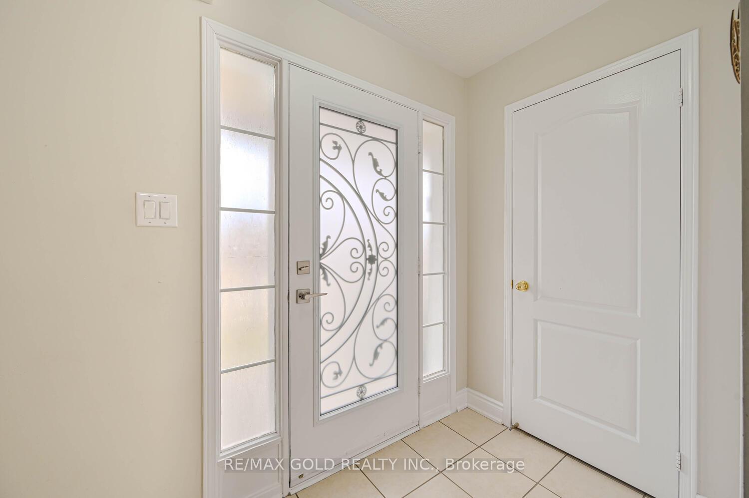 Photo 3 of 82 Crown Victoria Drive, Brampton, Fletcher's Meadow — HOMEH