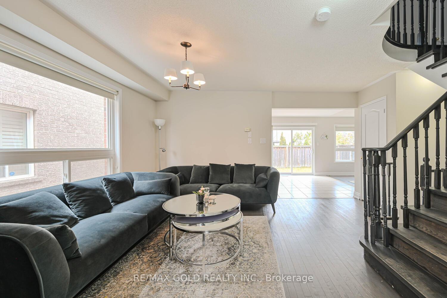Photo 4 of 82 Crown Victoria Drive, Brampton, Fletcher's Meadow — HOMEH