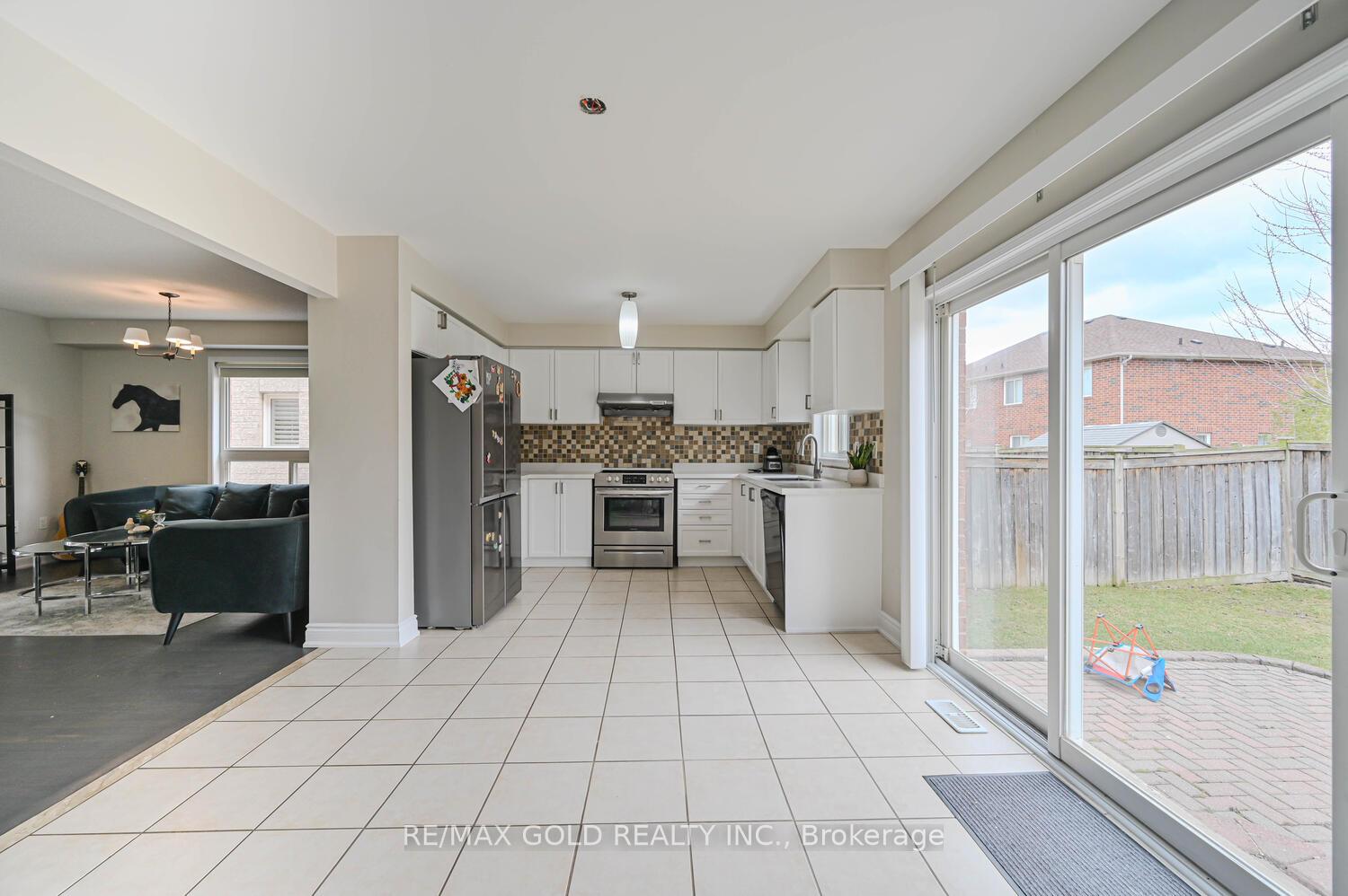 Photo 9 of 82 Crown Victoria Drive, Brampton, Fletcher's Meadow — HOMEH
