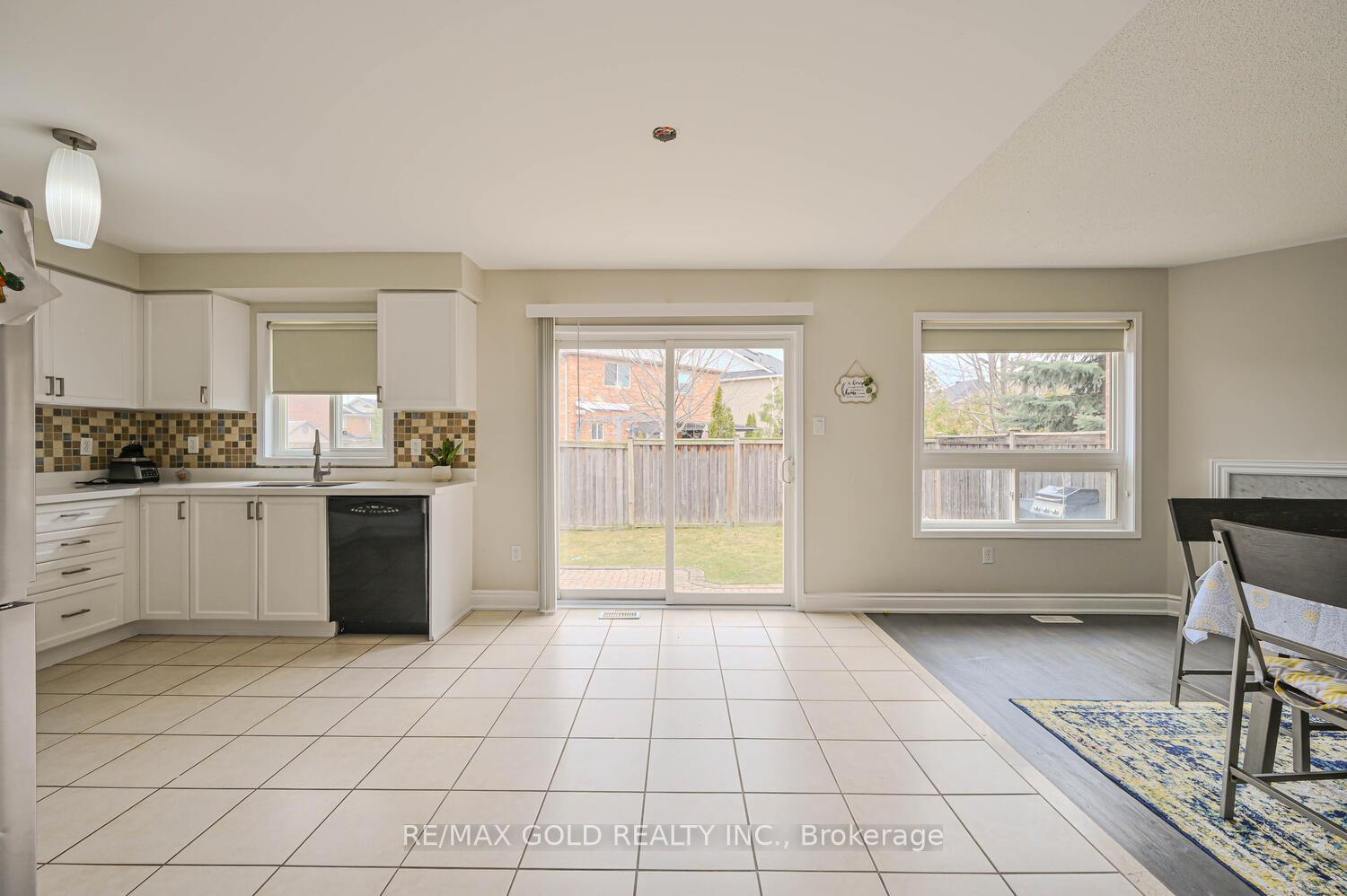 Photo 10 of 82 Crown Victoria Drive, Brampton, Fletcher's Meadow — HOMEH