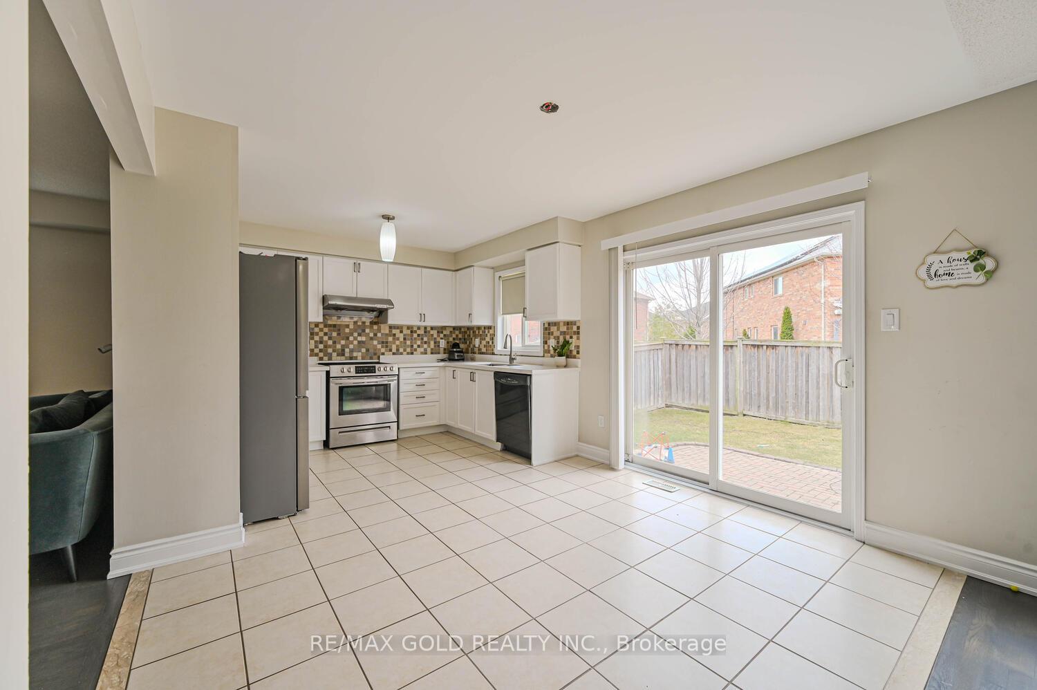 Photo 11 of 82 Crown Victoria Drive, Brampton, Fletcher's Meadow — HOMEH