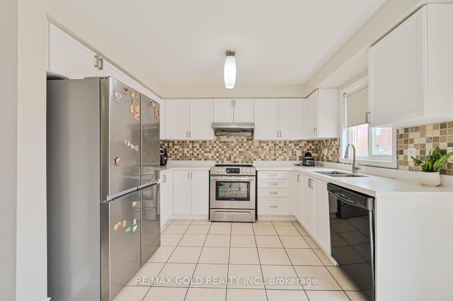 Photo 12 of 82 Crown Victoria Drive, Brampton, Fletcher's Meadow — HOMEH