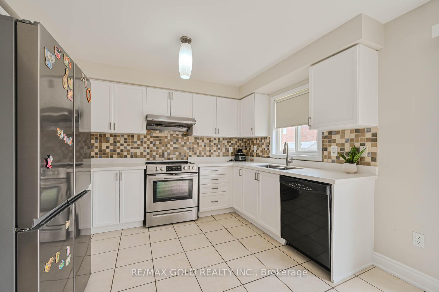Photo 13 of 82 Crown Victoria Drive, Brampton, Fletcher's Meadow — HOMEH