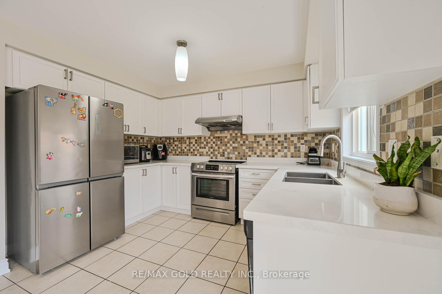 Photo 14 of 82 Crown Victoria Drive, Brampton, Fletcher's Meadow — HOMEH