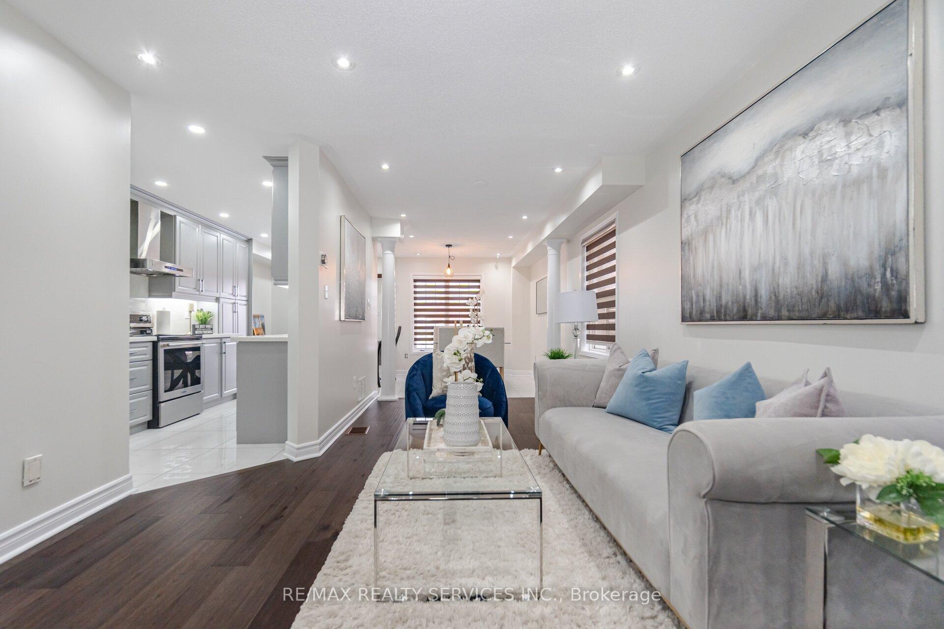 Photo 2 of 46 Hollowgrove Boulevard, Brampton, Vales of Castlemore — HOMEH