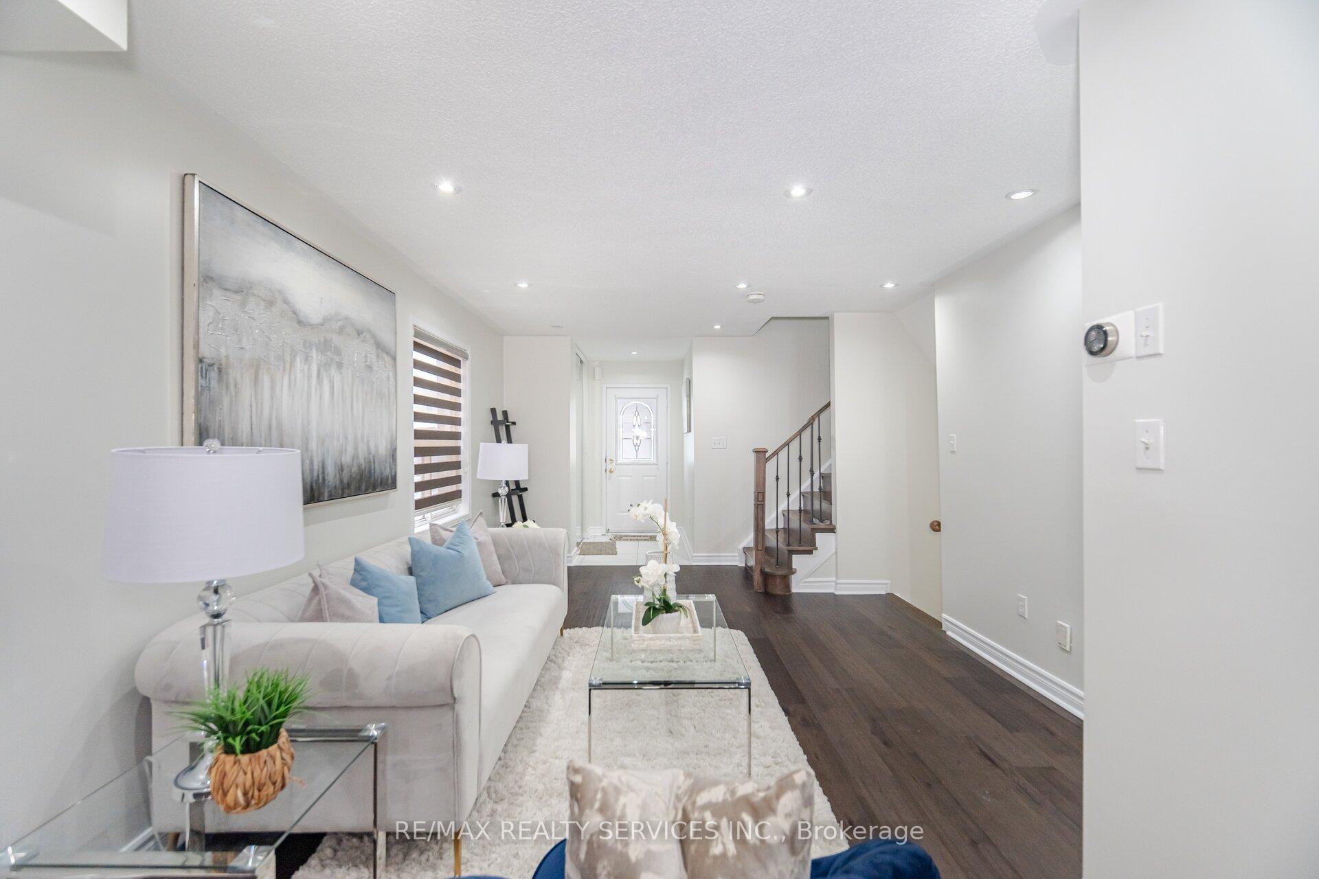 Photo 4 of 46 Hollowgrove Boulevard, Brampton, Vales of Castlemore — HOMEH