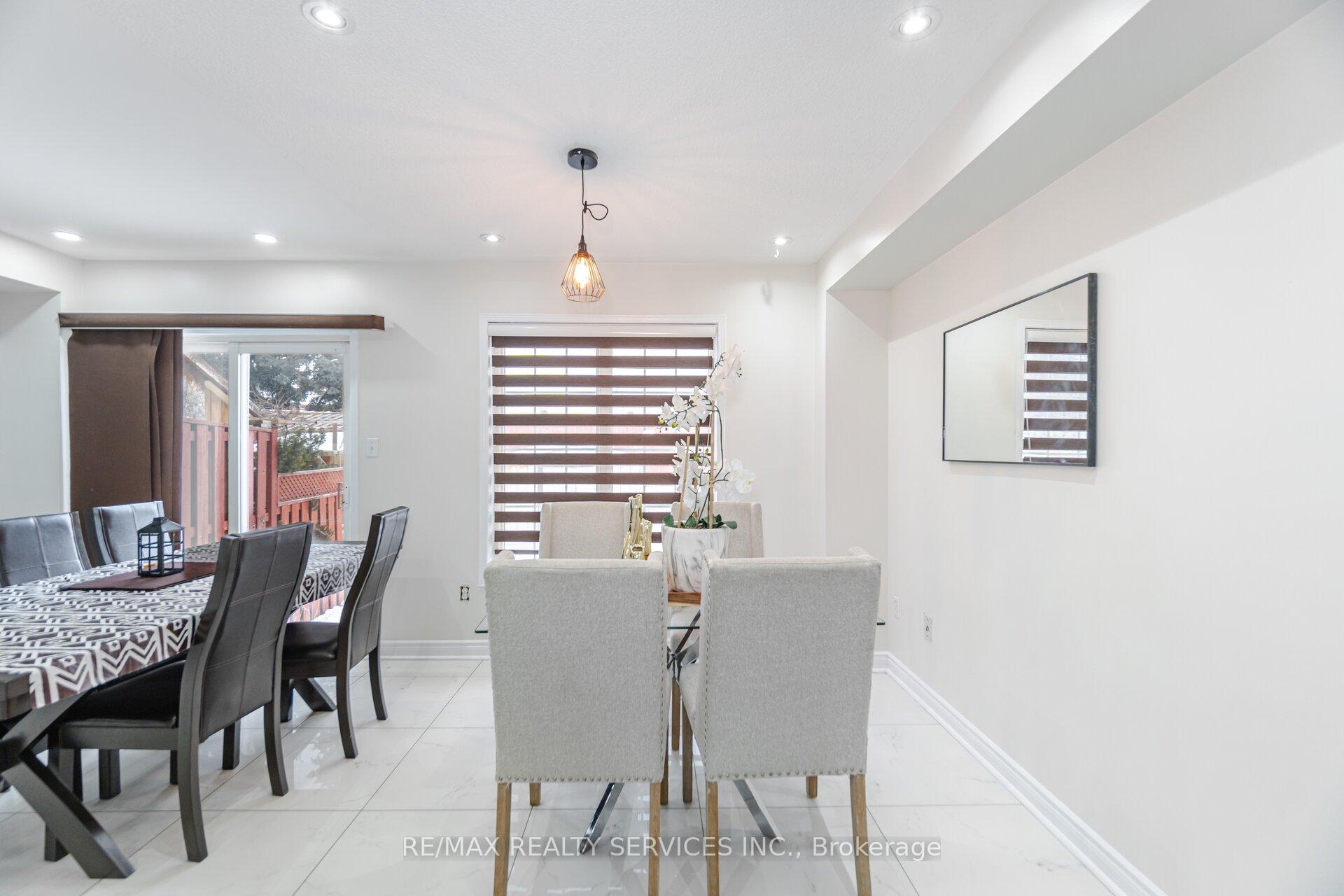Photo 7 of 46 Hollowgrove Boulevard, Brampton, Vales of Castlemore — HOMEH