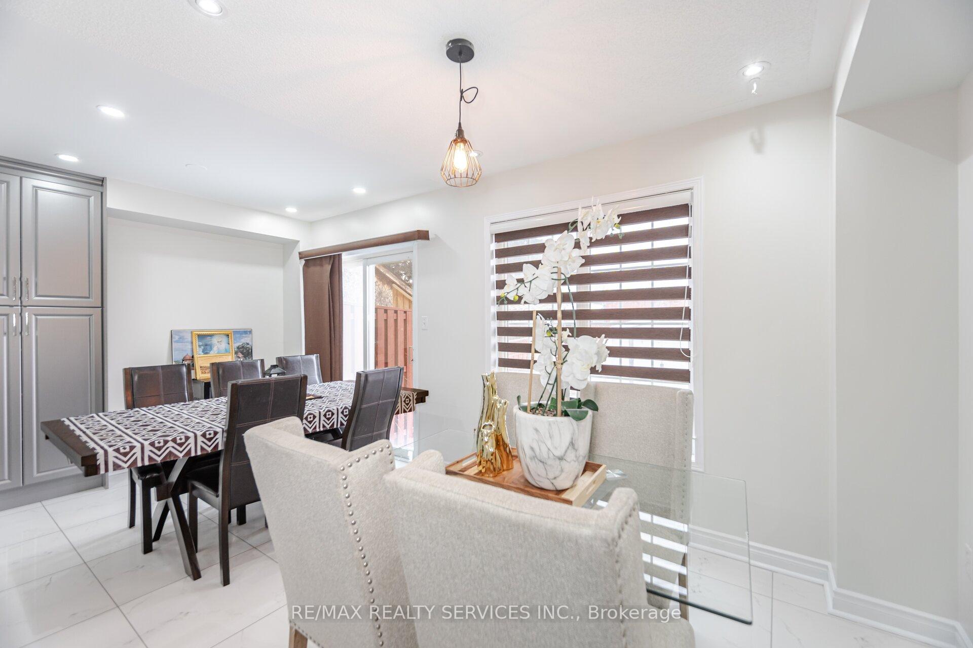 Photo 8 of 46 Hollowgrove Boulevard, Brampton, Vales of Castlemore — HOMEH