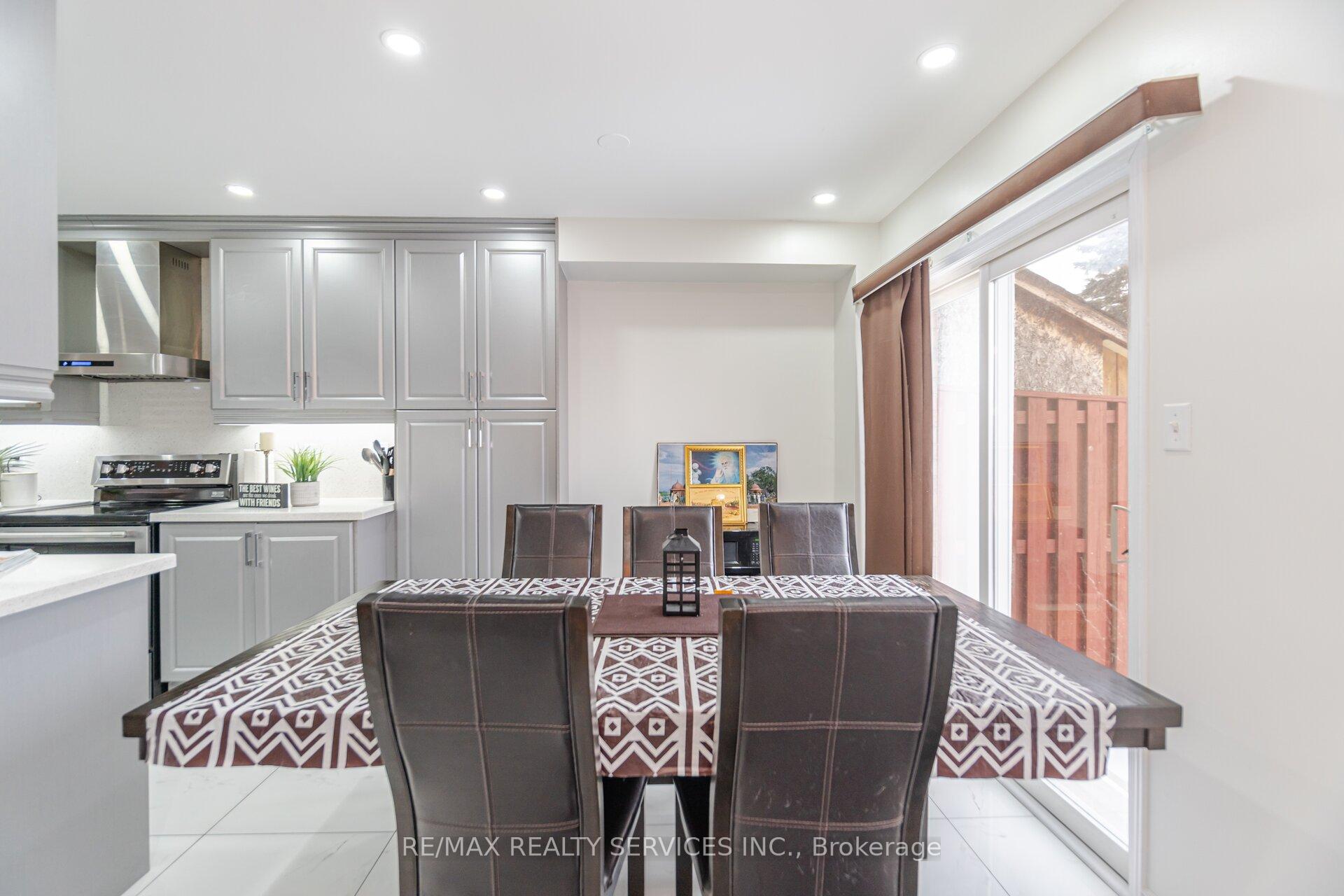 Photo 9 of 46 Hollowgrove Boulevard, Brampton, Vales of Castlemore — HOMEH