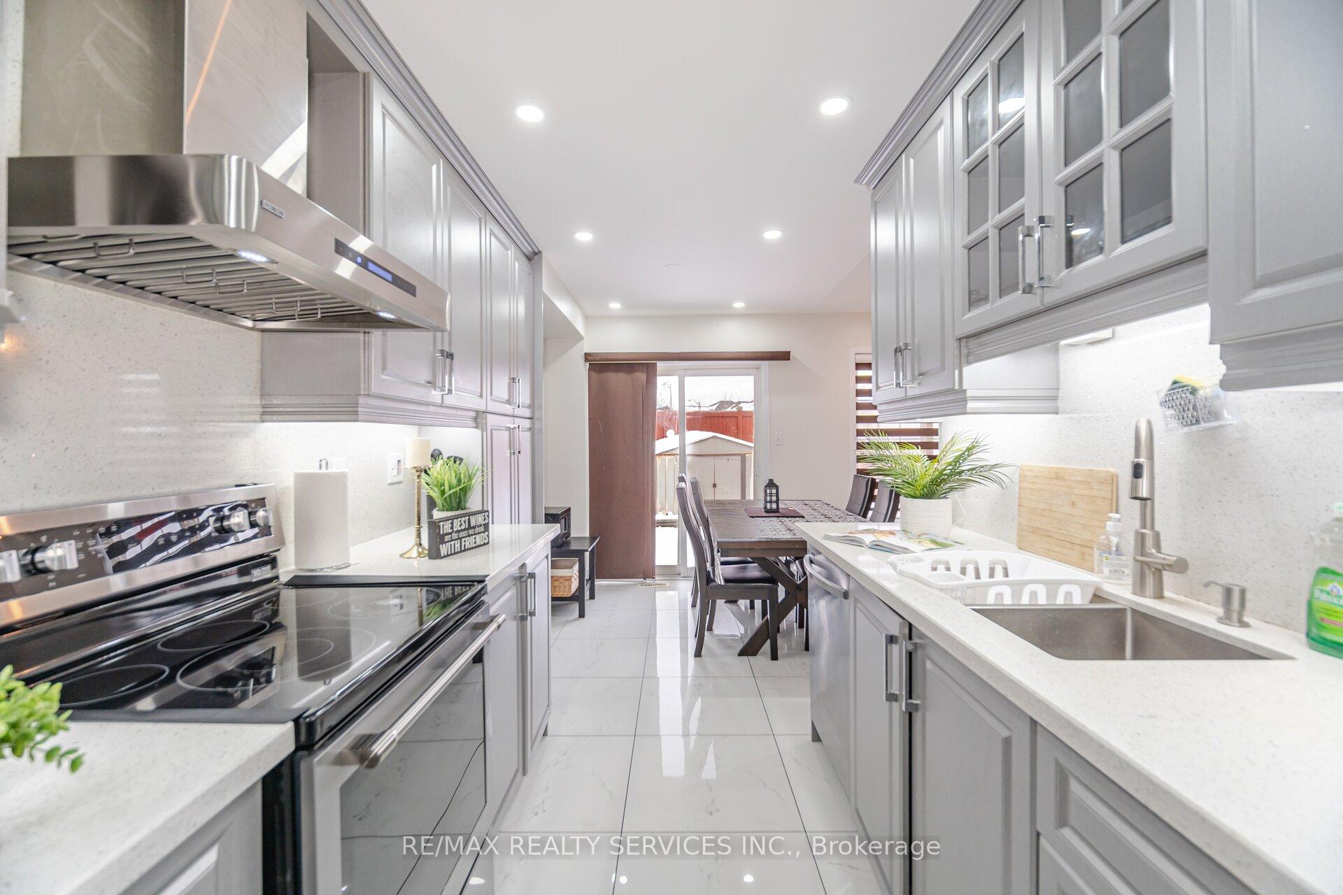 Photo 11 of 46 Hollowgrove Boulevard, Brampton, Vales of Castlemore — HOMEH
