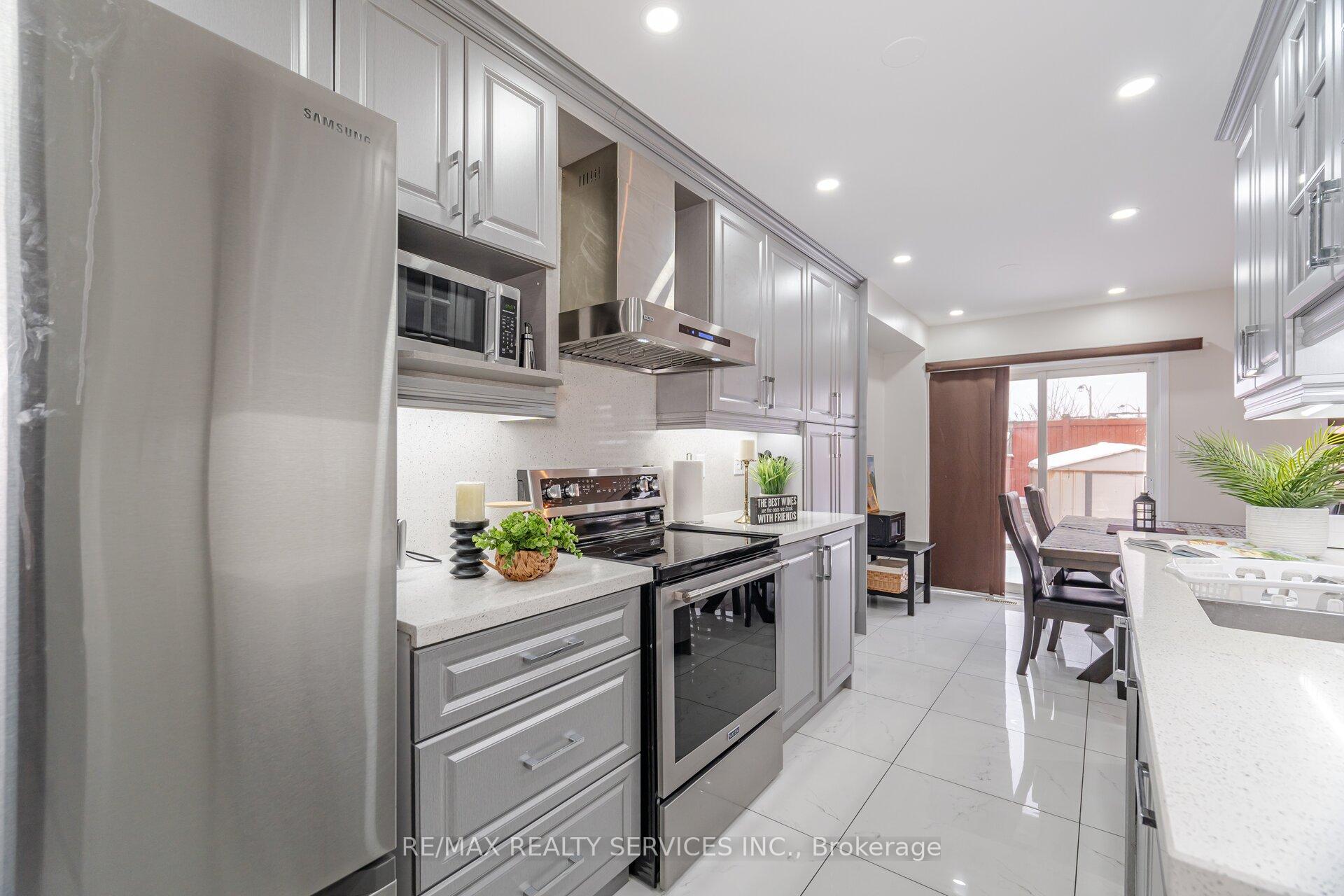 Photo 12 of 46 Hollowgrove Boulevard, Brampton, Vales of Castlemore — HOMEH