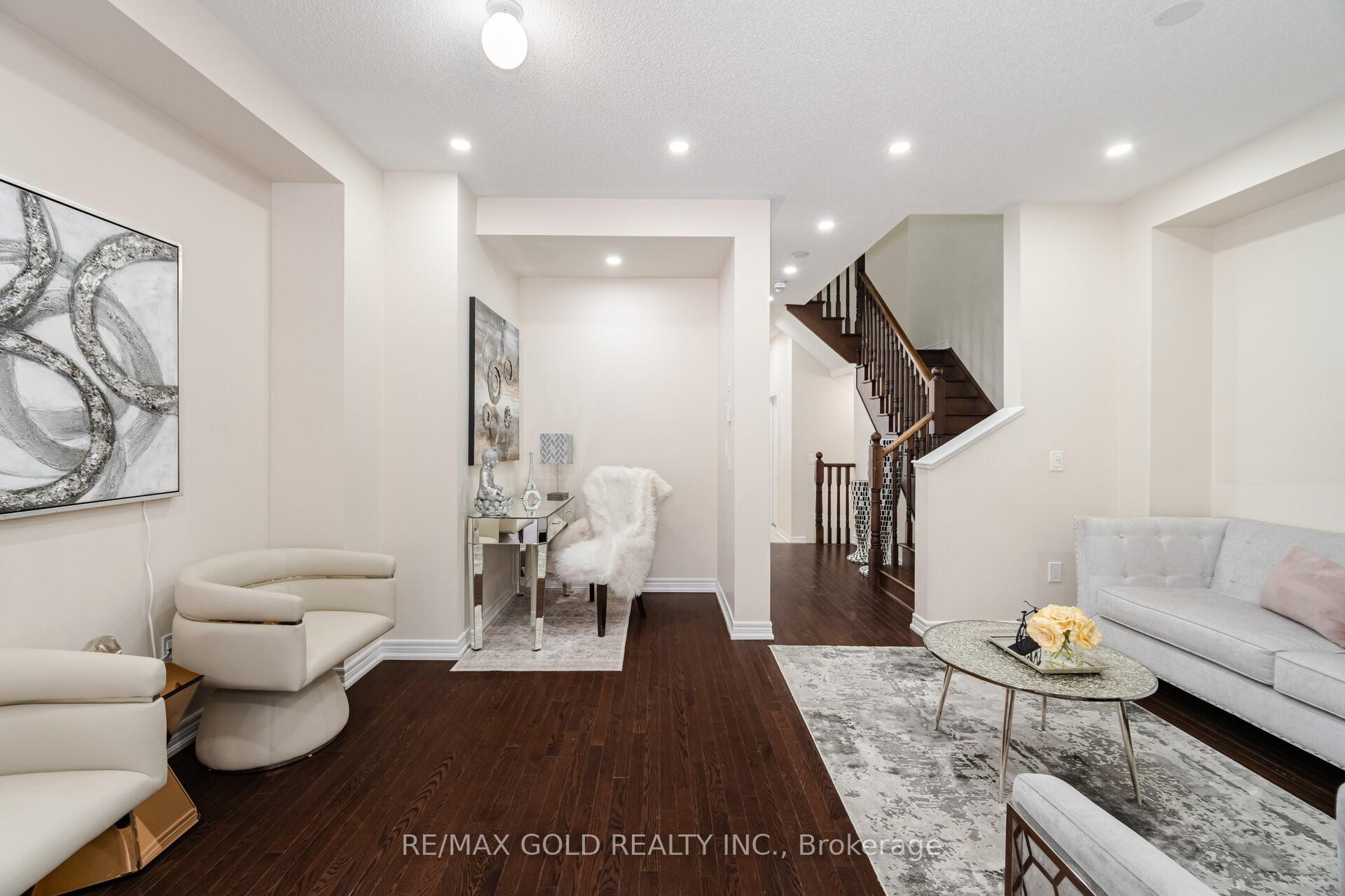 Photo 2 of 33 Davenfield Circle, Brampton, Bram East — HOMEH