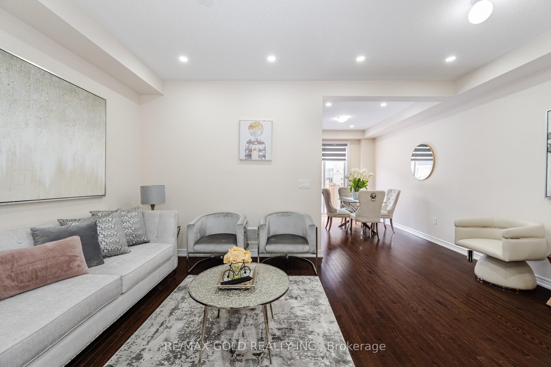 Photo 3 of 33 Davenfield Circle, Brampton, Bram East — HOMEH