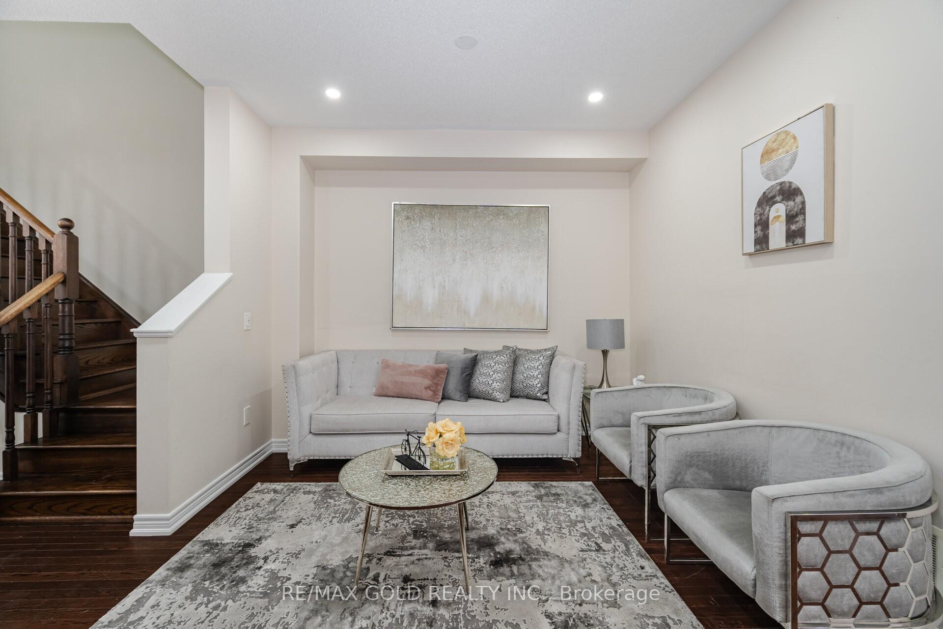 Photo 4 of 33 Davenfield Circle, Brampton, Bram East — HOMEH