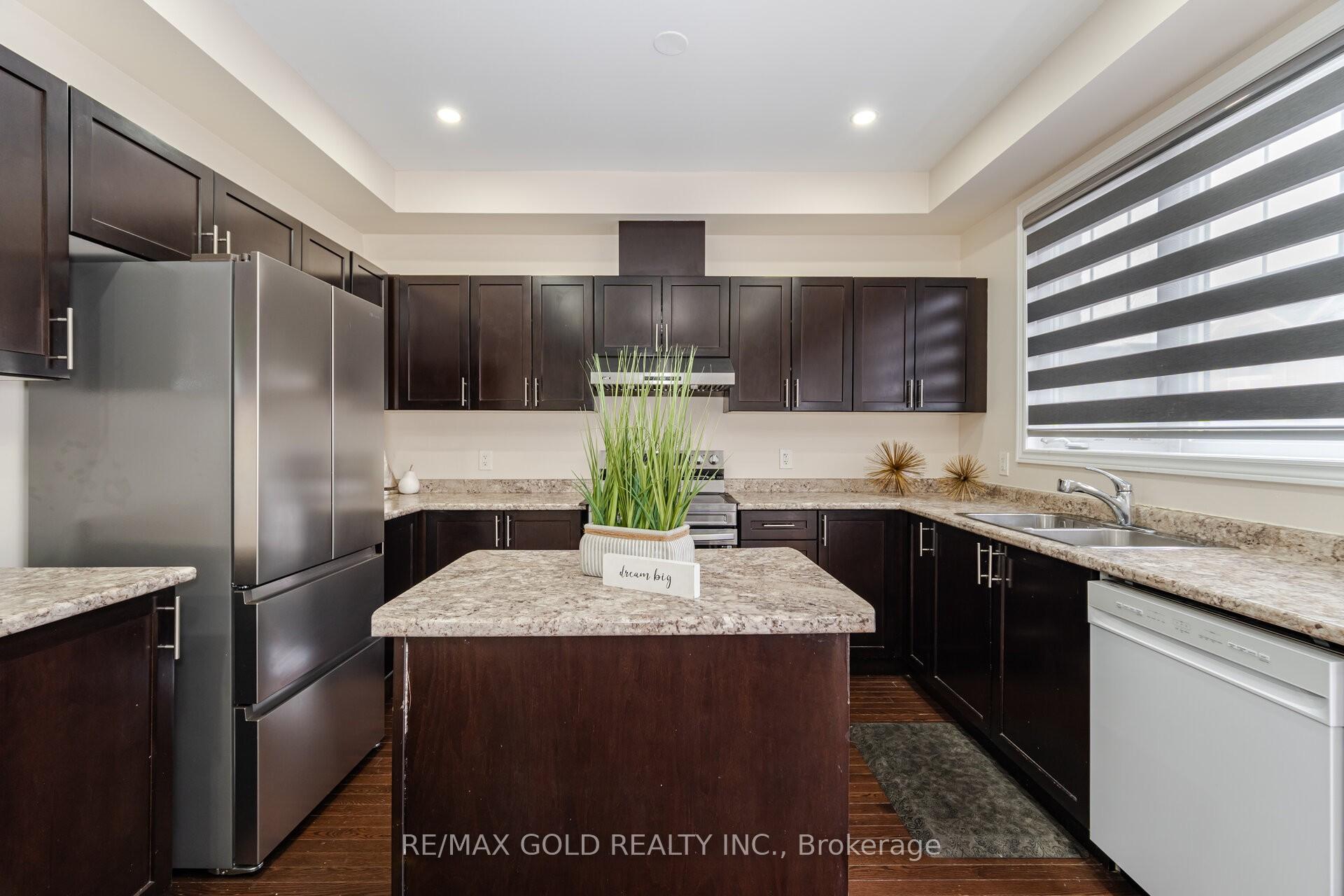 Photo 8 of 33 Davenfield Circle, Brampton, Bram East — HOMEH