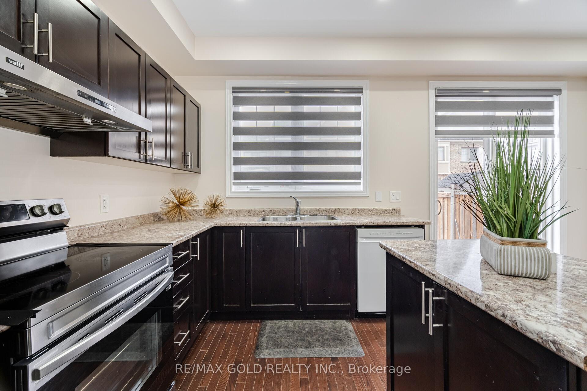 Photo 9 of 33 Davenfield Circle, Brampton, Bram East — HOMEH