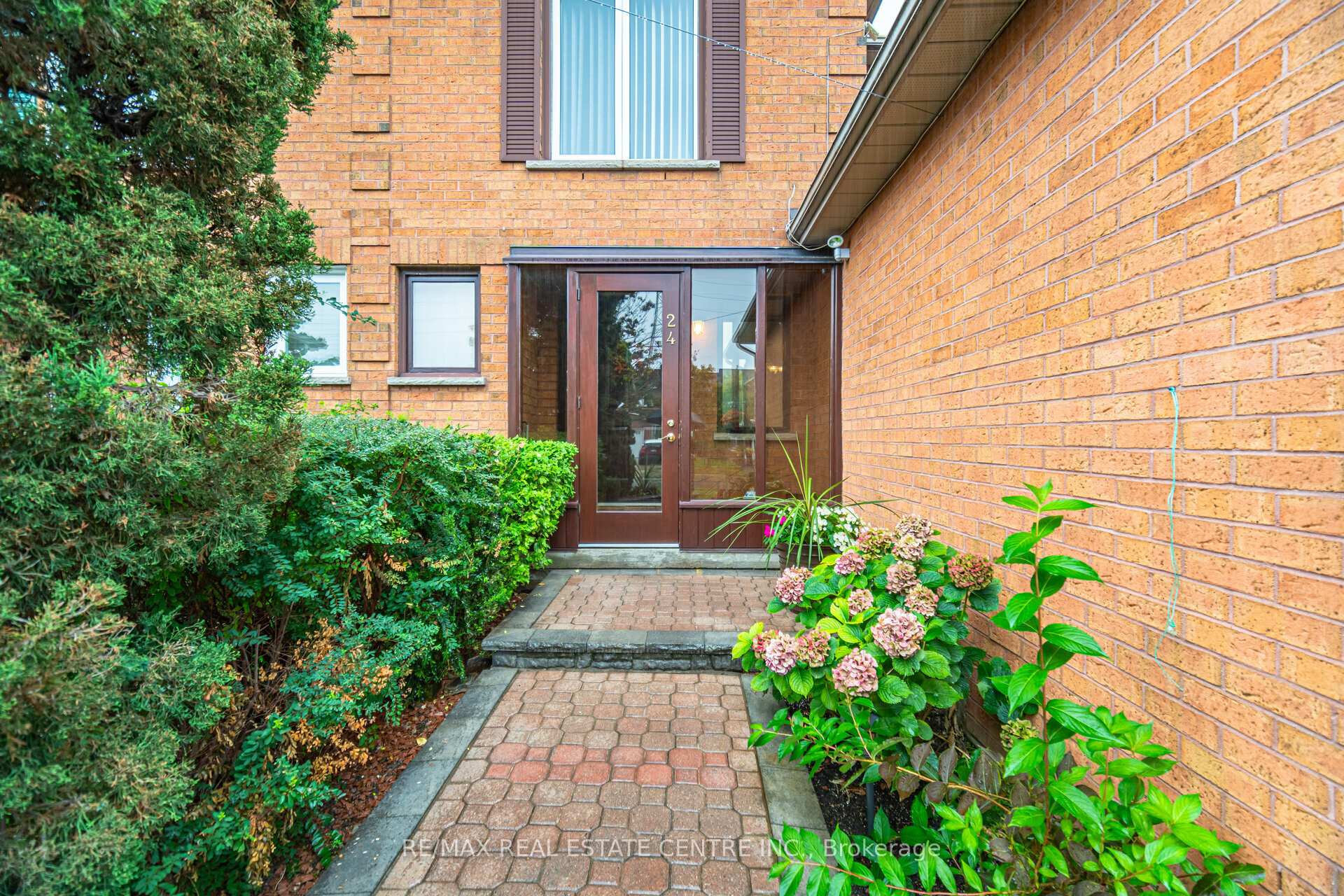 Photo 3 of 24 Acadian Heights, Brampton, Fletcher's Creek South — HOMEH