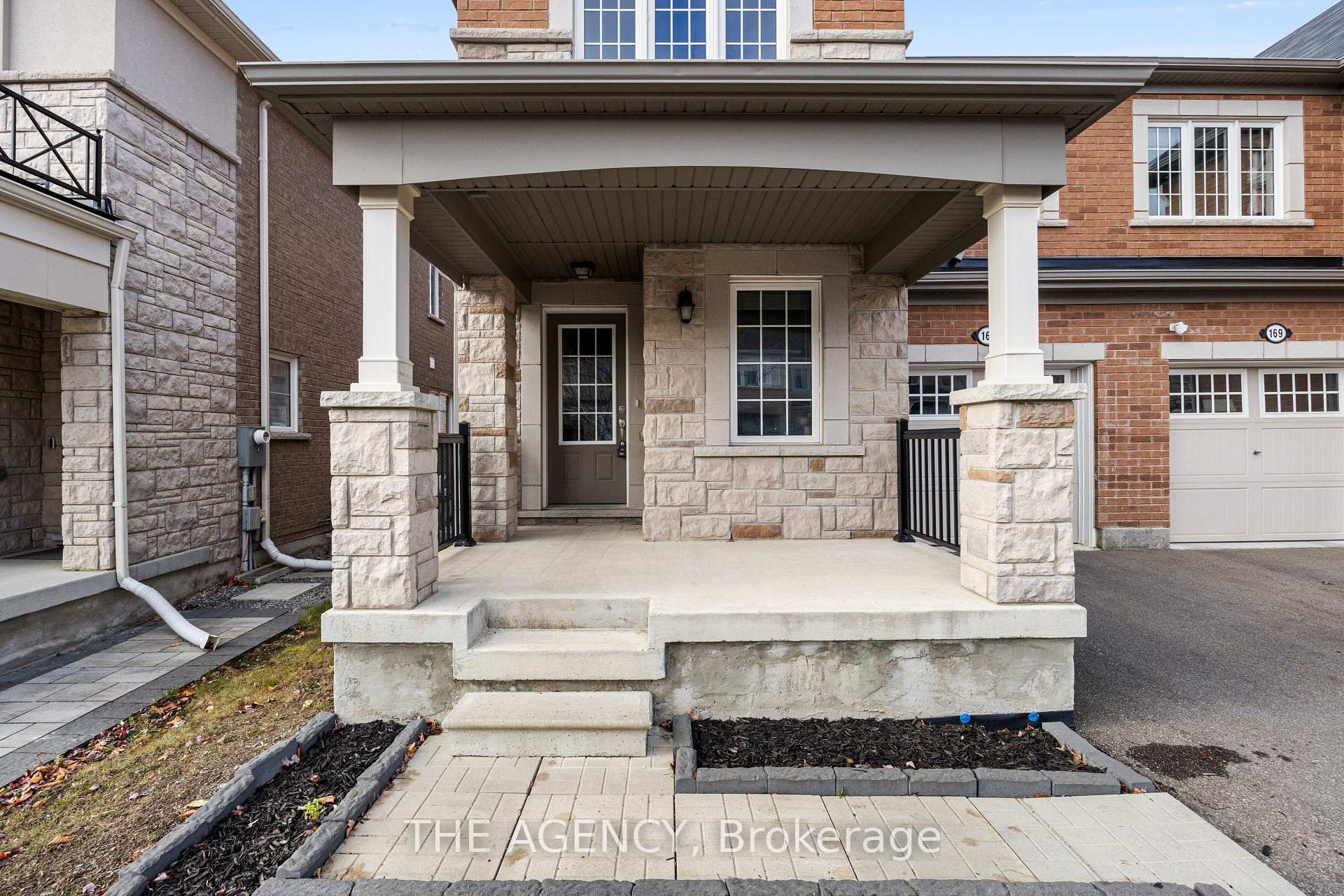 Photo 3 of 163 Payne Crescent, Aurora, Rural Aurora — HOMEH