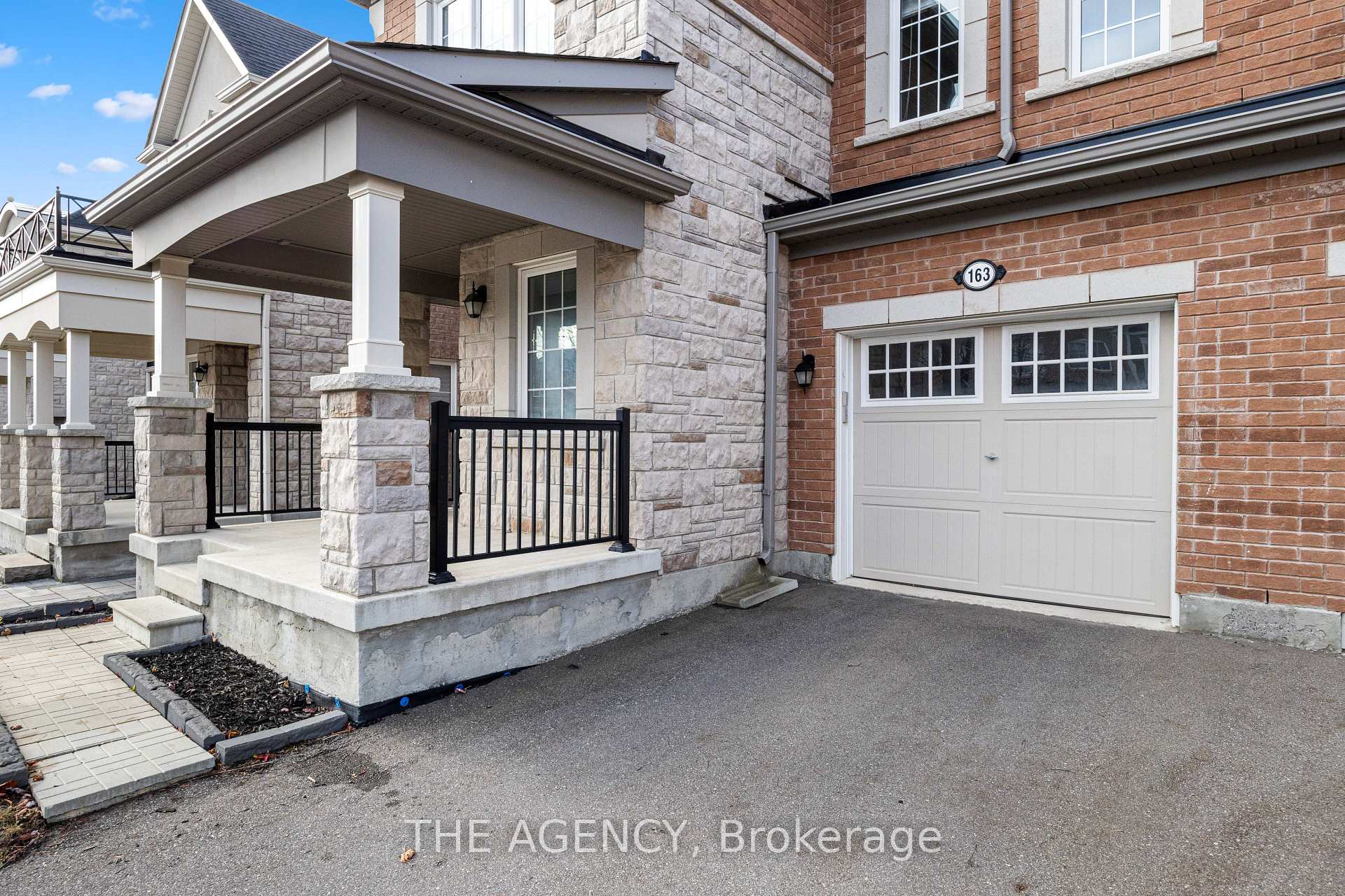 Photo 4 of 163 Payne Crescent, Aurora, Rural Aurora — HOMEH