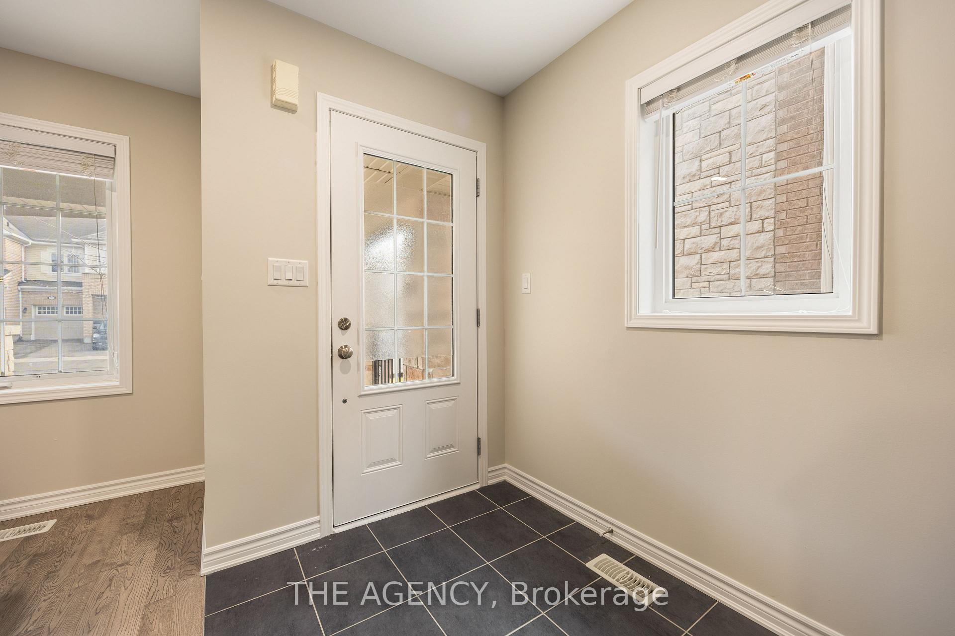 Photo 5 of 163 Payne Crescent, Aurora, Rural Aurora — HOMEH