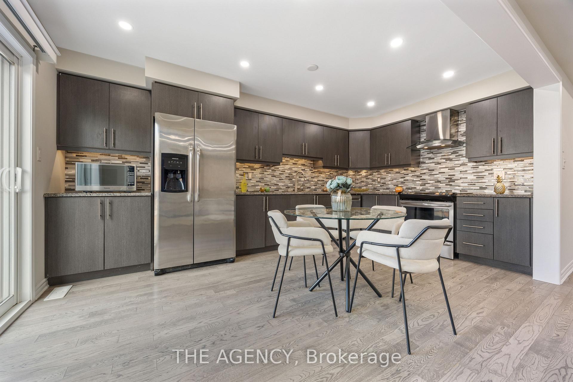 Photo 13 of 163 Payne Crescent, Aurora, Rural Aurora — HOMEH