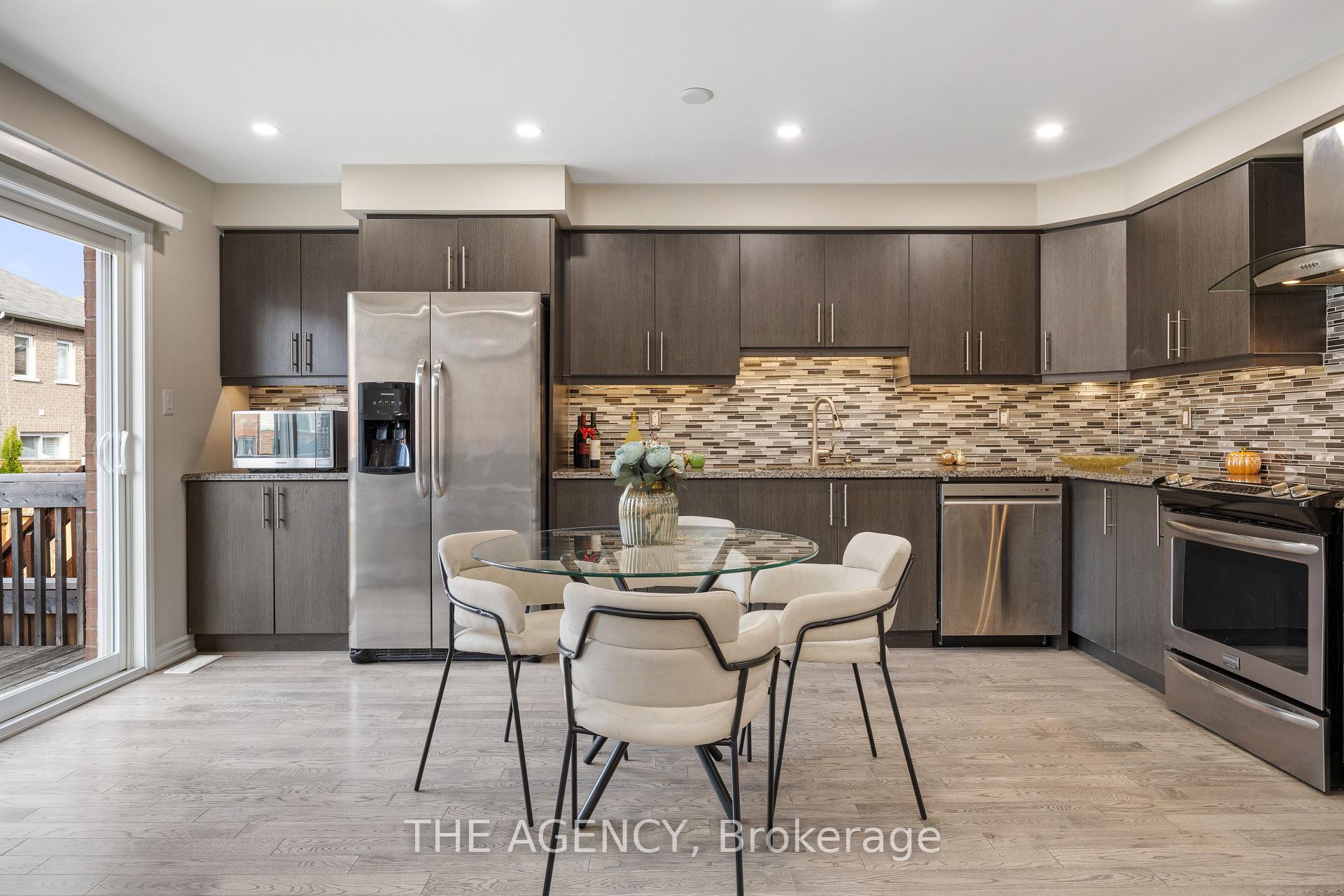 Photo 14 of 163 Payne Crescent, Aurora, Rural Aurora — HOMEH