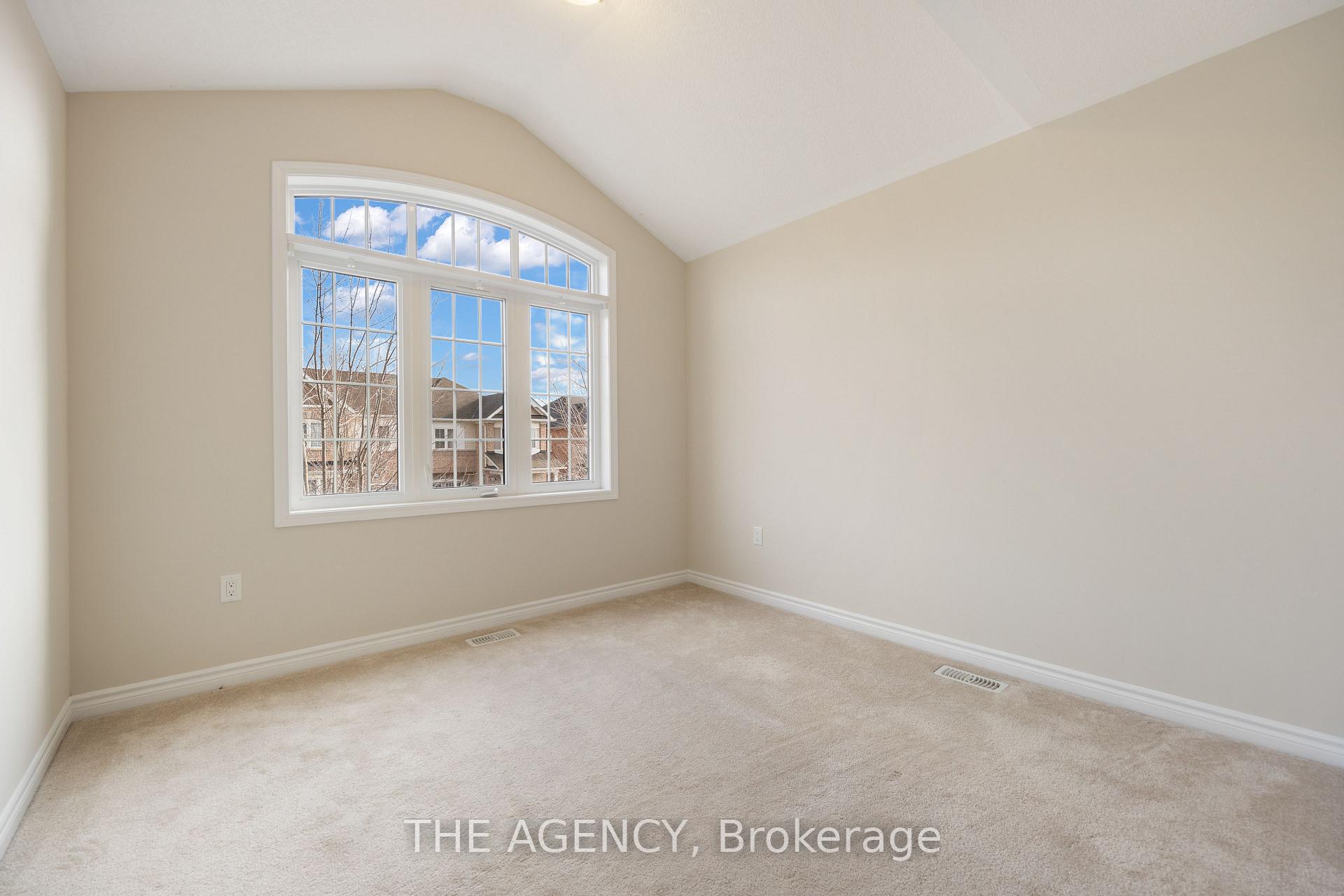 Photo 32 of 163 Payne Crescent, Aurora, Rural Aurora — HOMEH